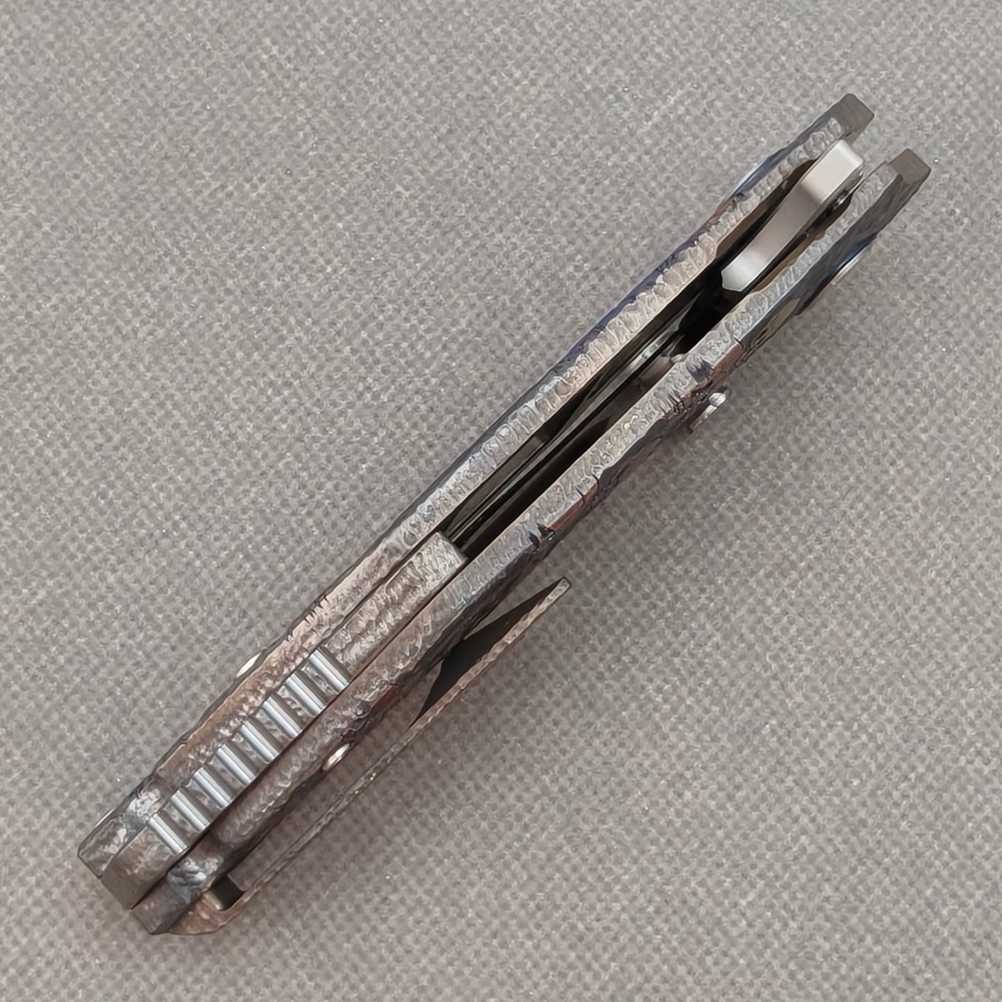 VORIXN „Skull Titanium“ Flipper- & Daumenpin-Messer, titangraviert, Griff mit eloxierter Farbgebung (4,0" 10Cr15CoMoV Klinge) KB006