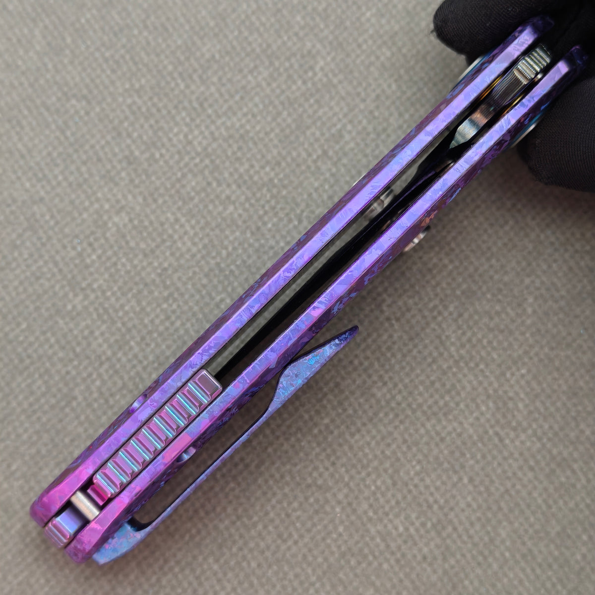 VORIXN Rimeforge KB125 Folding Knife – closed side construction view showing pocket clip, spacer, and handle layers.