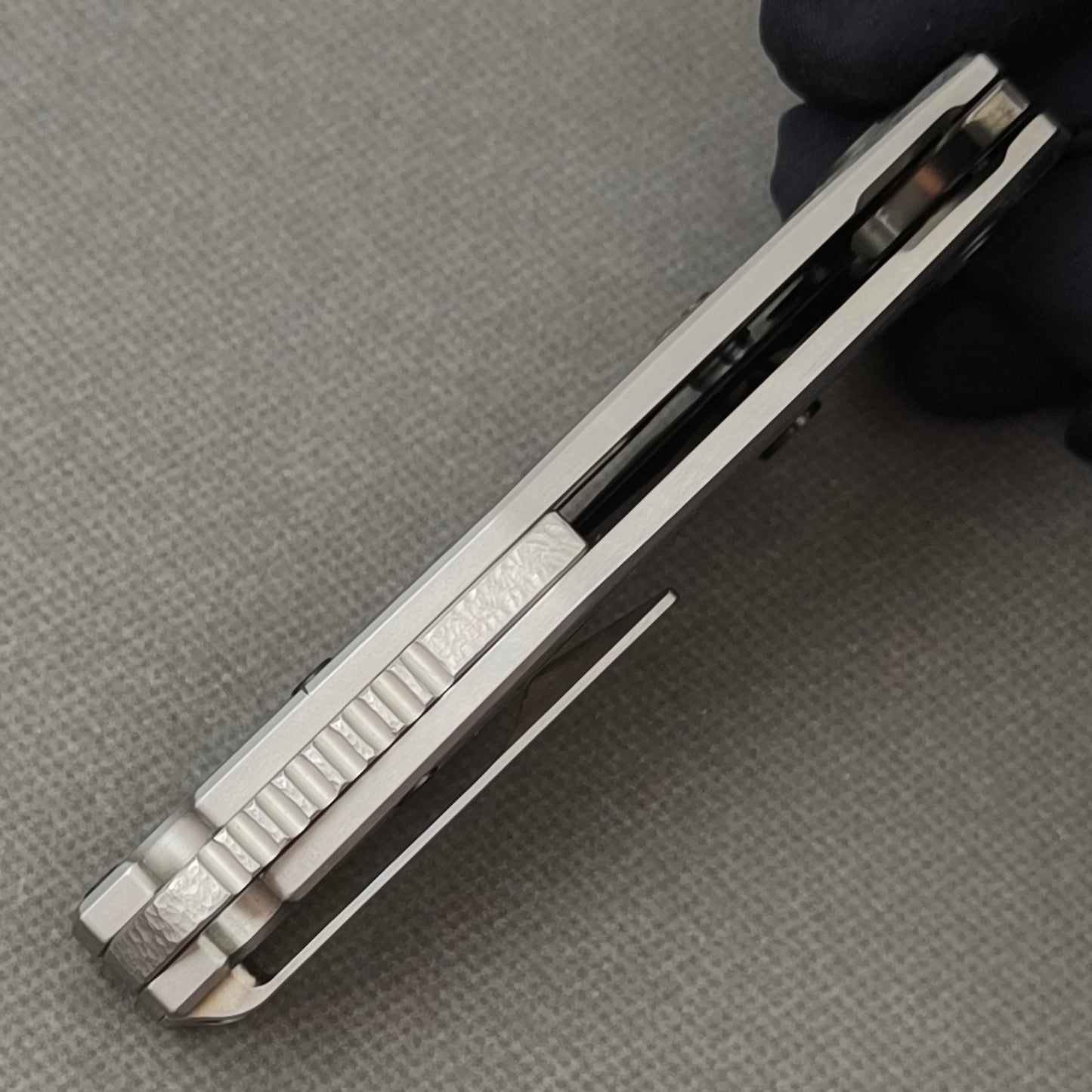 VORIXN Yokai KB106 Folding Knife – closed side construction view showing pocket clip, spacer, and handle layers