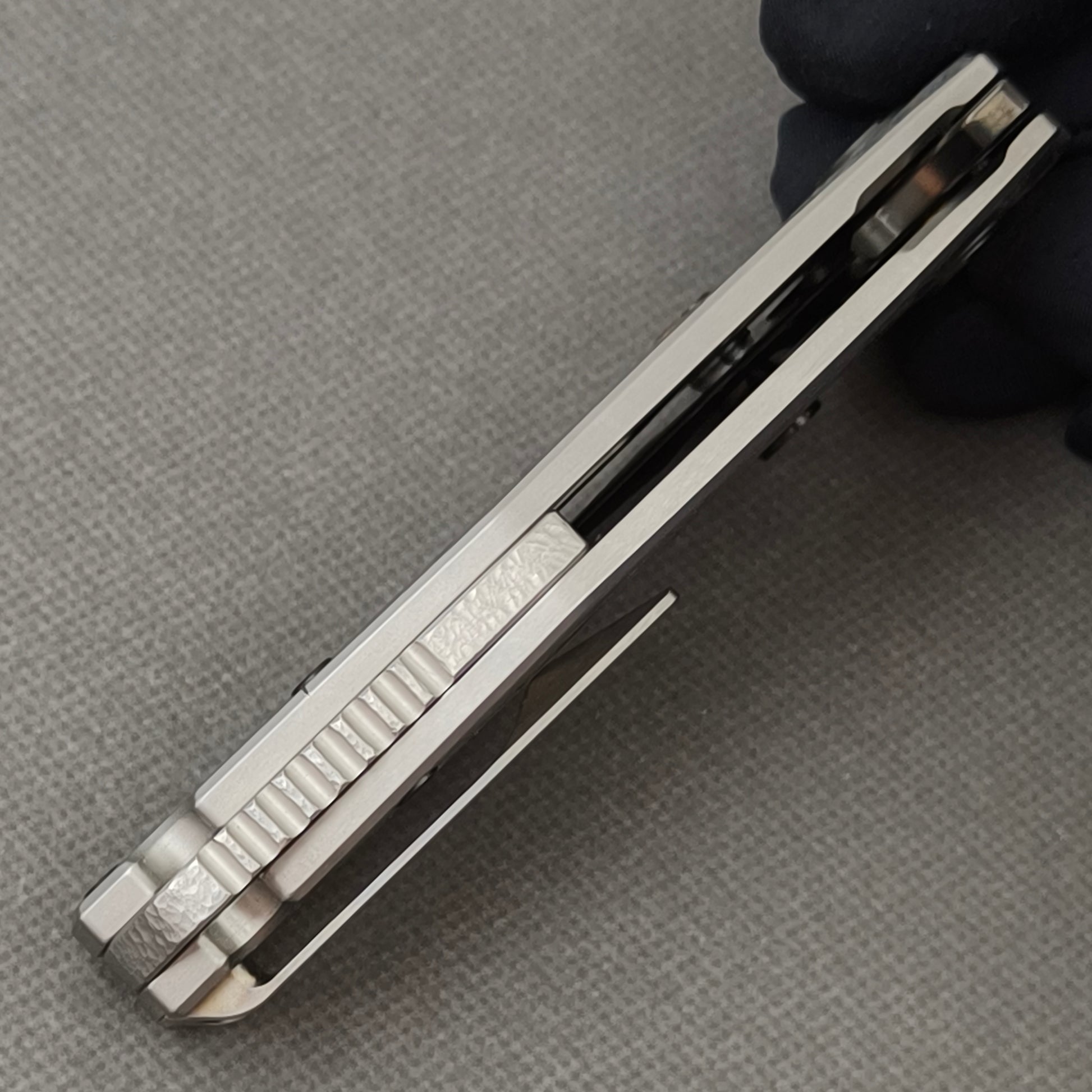 VORIXN Yokai KB106 Folding Knife – closed side construction view showing pocket clip, spacer, and handle layers