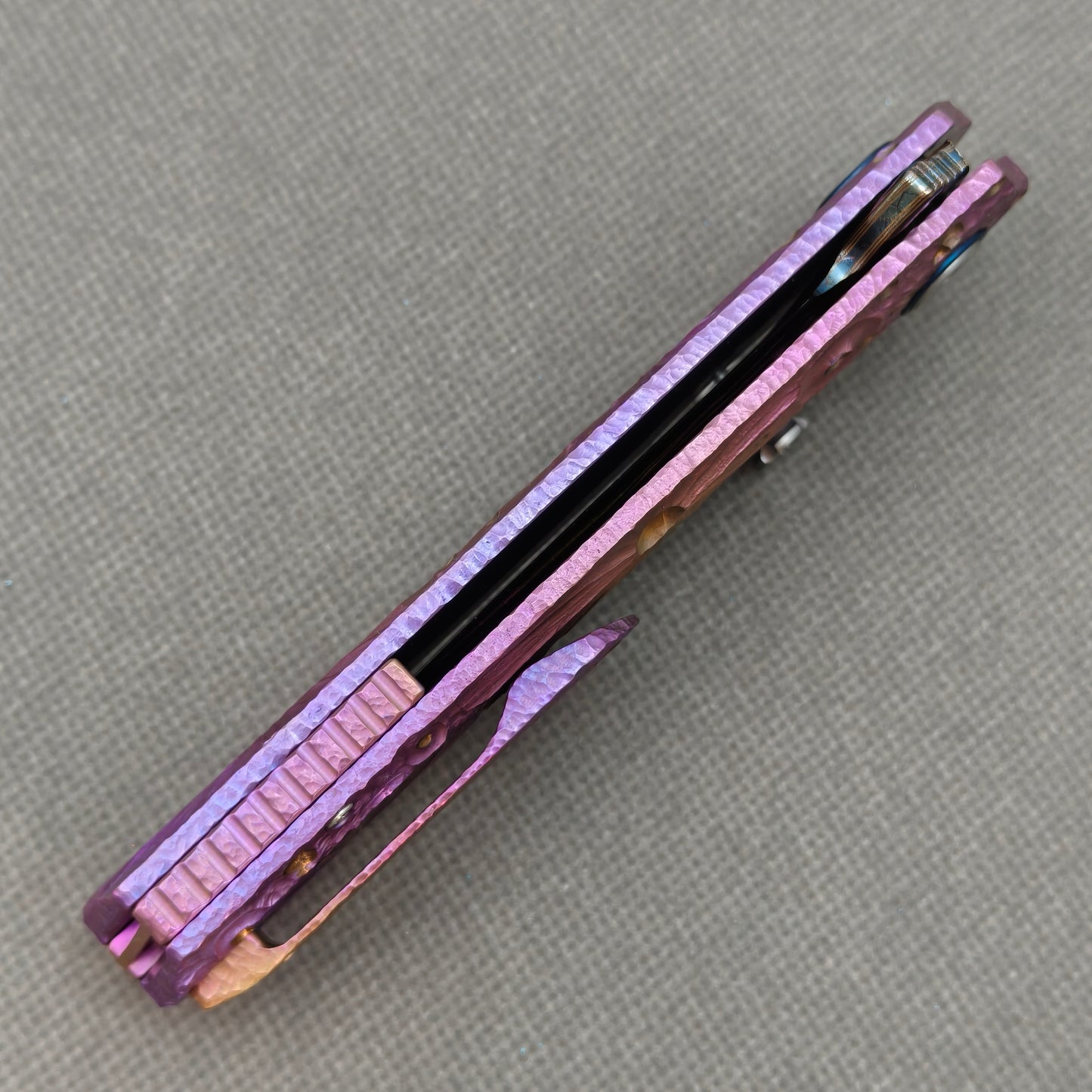 Vorixn "Impact Origin" Flipper & Daumenpin-Messer, Titan-gravierter, anodisierter Griff (9,14 cm Damaststahlklinge) KB079