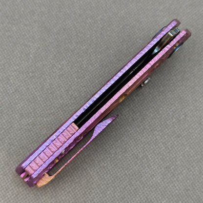 Vorixn "Impact Origin" Flipper & Daumenpin-Messer, Titan-gravierter, anodisierter Griff (9,14 cm Damaststahlklinge) KB079