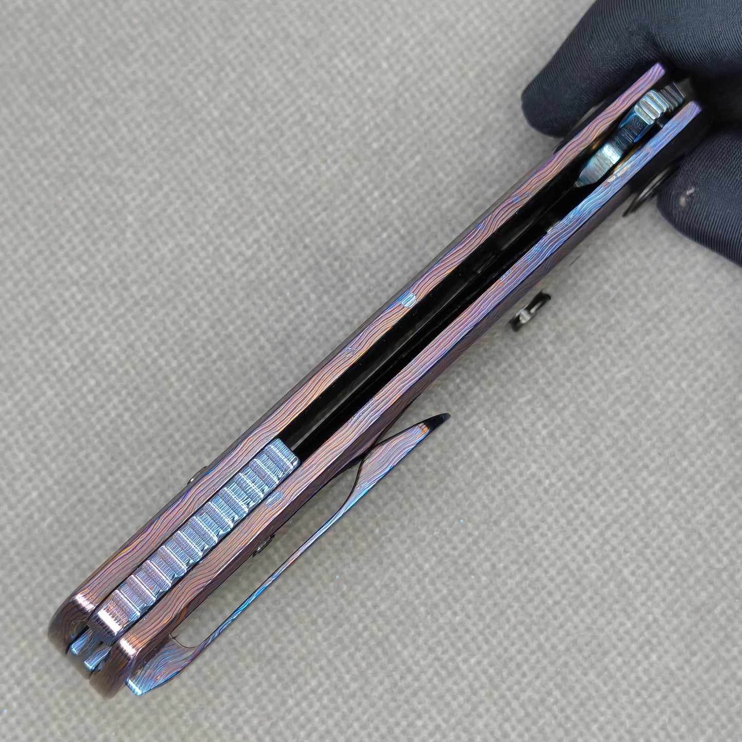 VORIXN KB082 Aurora Black Folding Knife – closed side construction view showing pocket clip, spacer, and handle layers