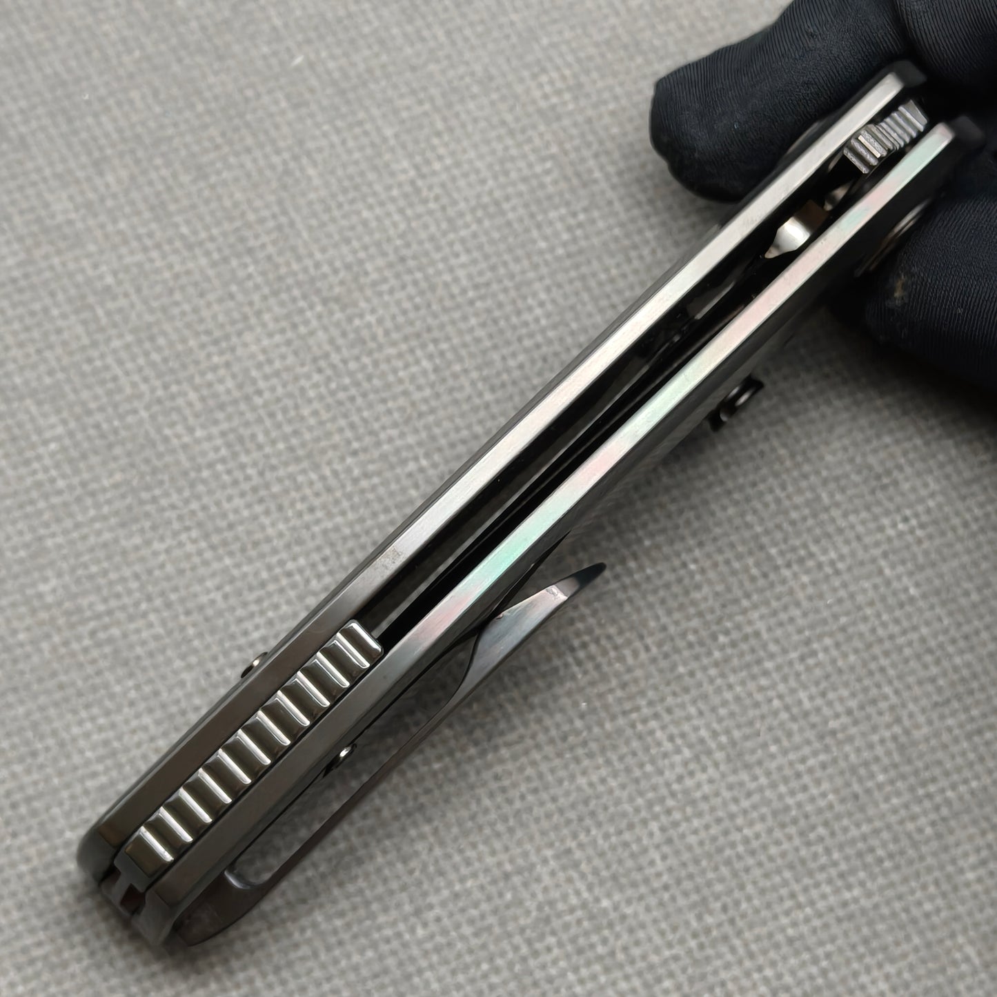VORIXN „Obsidian Current“ Flipper- & Daumenpin-Messer, handgeflammter Zirkoniumgriff (9,7 cm M390 Klinge) KB087