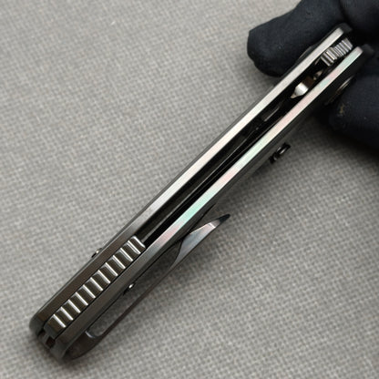VORIXN „Obsidian Current“ Flipper- & Daumenpin-Messer, handgeflammter Zirkoniumgriff (9,7 cm M390 Klinge) KB087