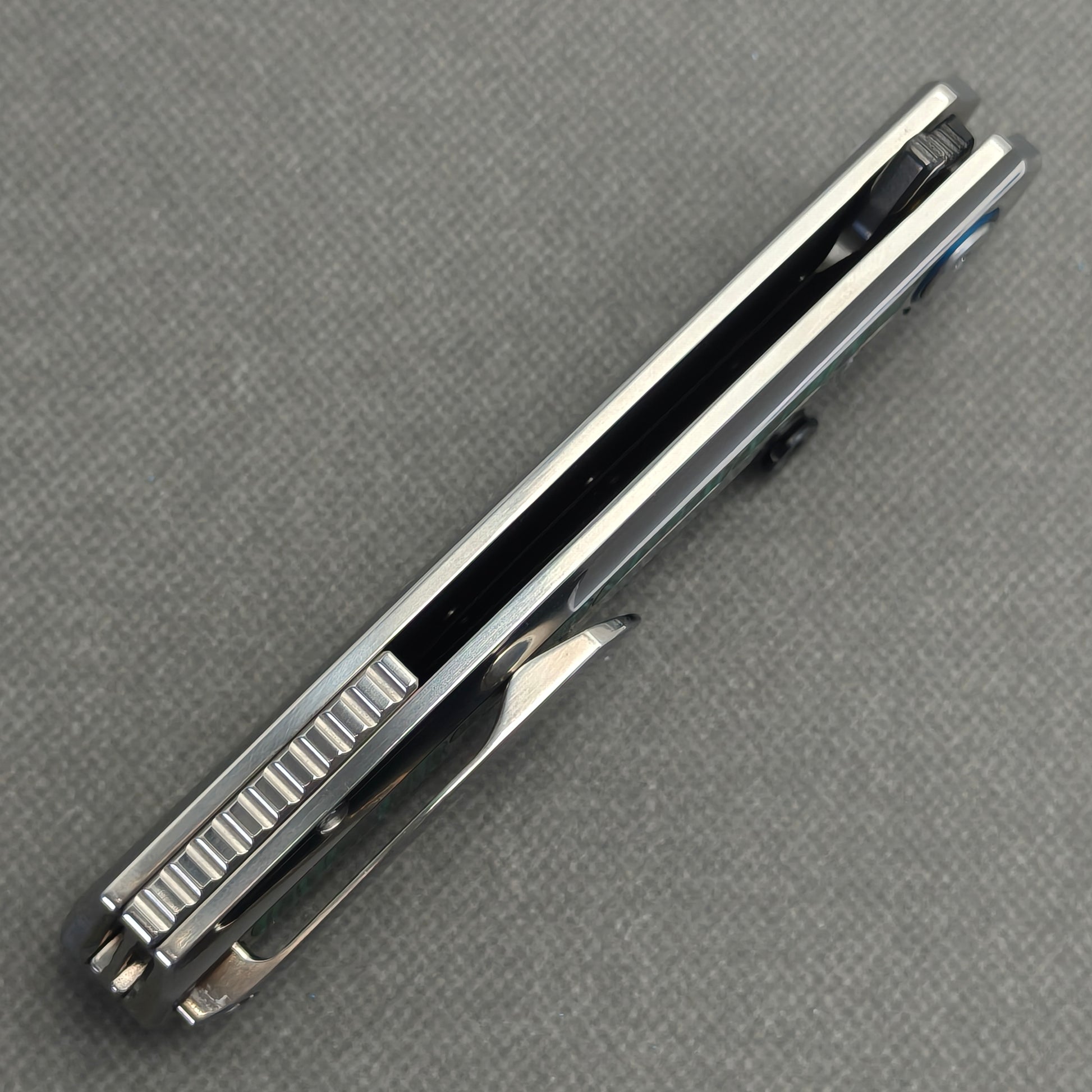 VORIXN Forest Mirage KB131 Folding Knife – closed side construction view showing pocket clip, spacer, and handle layers
