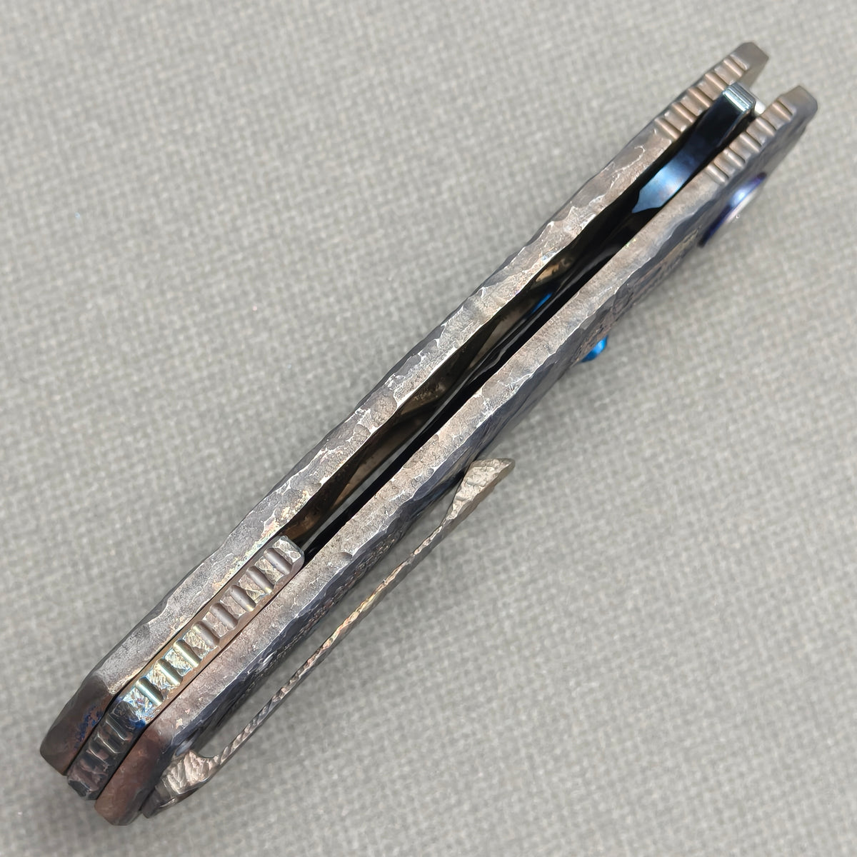 VORIXN Rexveil KB154 Folding Knife – closed side construction view showing pocket clip, spacer, and handle layers.