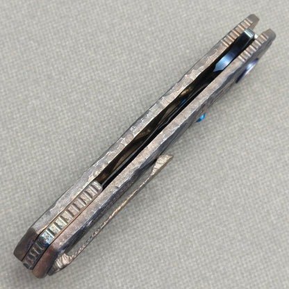 VORIXN Rexveil KB154 Folding Knife – closed side construction view showing pocket clip, spacer, and handle layers.