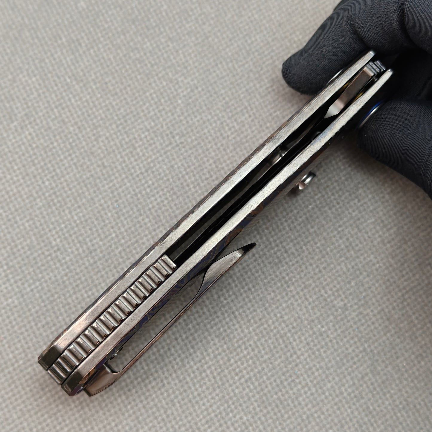 Vorixn „TOPOGRAPH“ Flipper- & Daumenpin-Messer, Titan-Griff (9,1 cm Klinge aus 10Cr15CoMoV Stahl) KB046