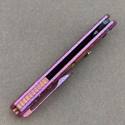 Couteau pliant Vorixn « Impact Origin » Flipper et repose-pouce, manche anodisé gravé en titane (lame en acier Damas de 3,6") KB069