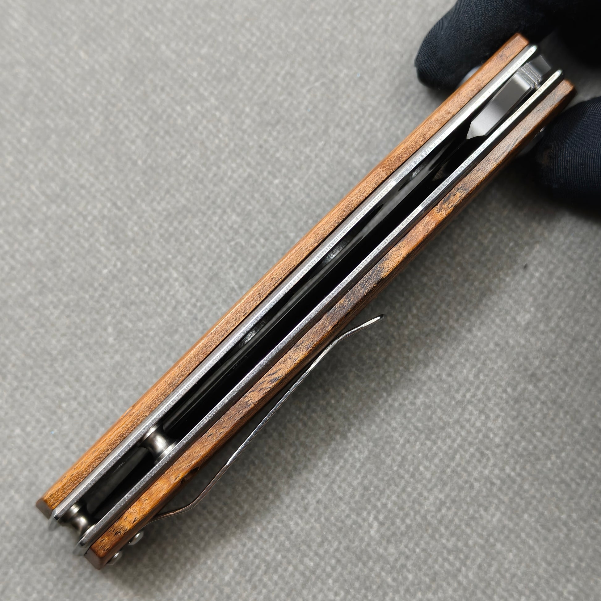VORIXN KA013 Folding Knife – closed side construction view showing pocket clip, spacer, and handle layers