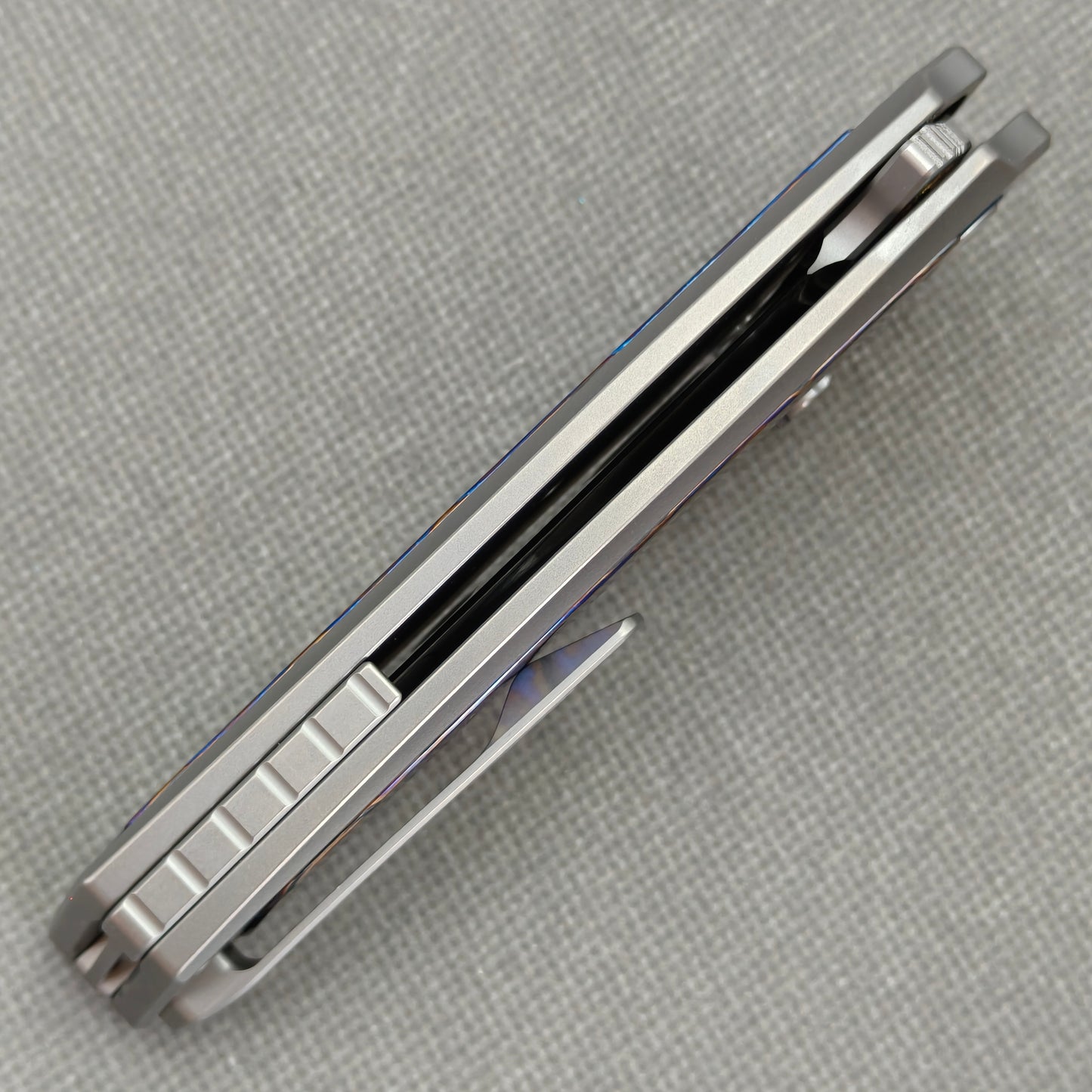 VORIXN KB030 Abyssal Folding Knife – closed side construction view showing pocket clip, spacer, and handle layers