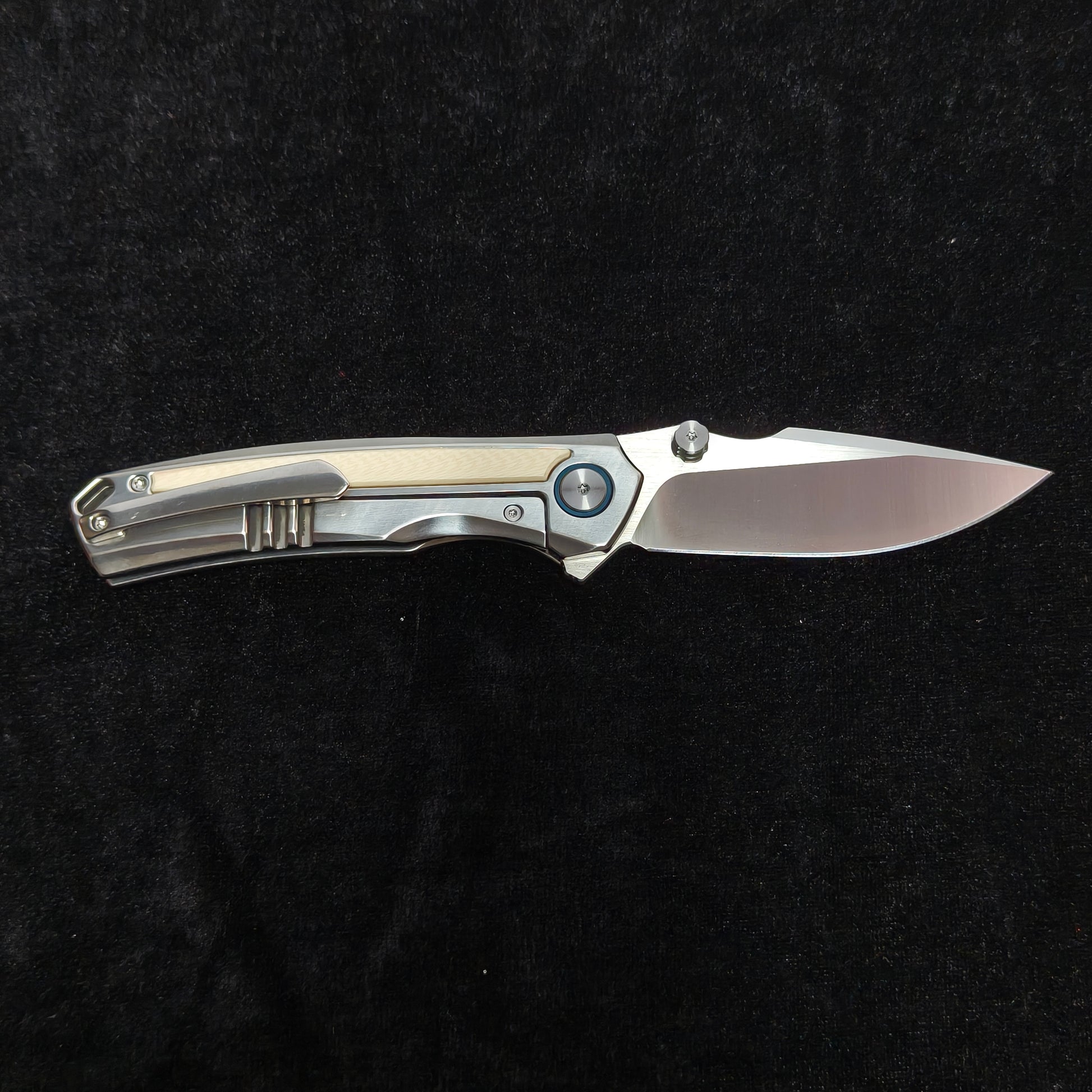 VORIXN LUCENT folding knife open, non-clip side, blade horizontal, clip side