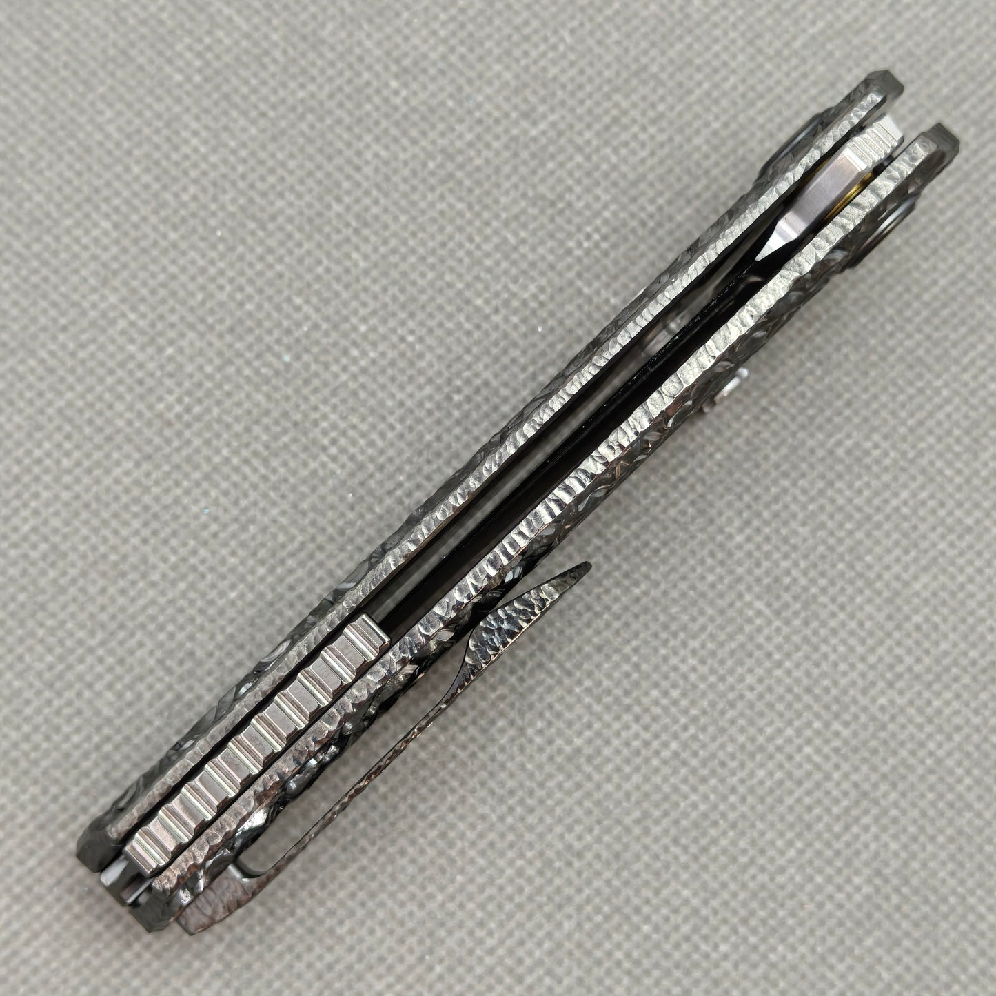 VORIXN "Blackscale" Flipper & Daumenpin-Messer, handgeschnitzter & DLC-beschichteter Titan-Griff (9,1 cm Damastklinge) KB088