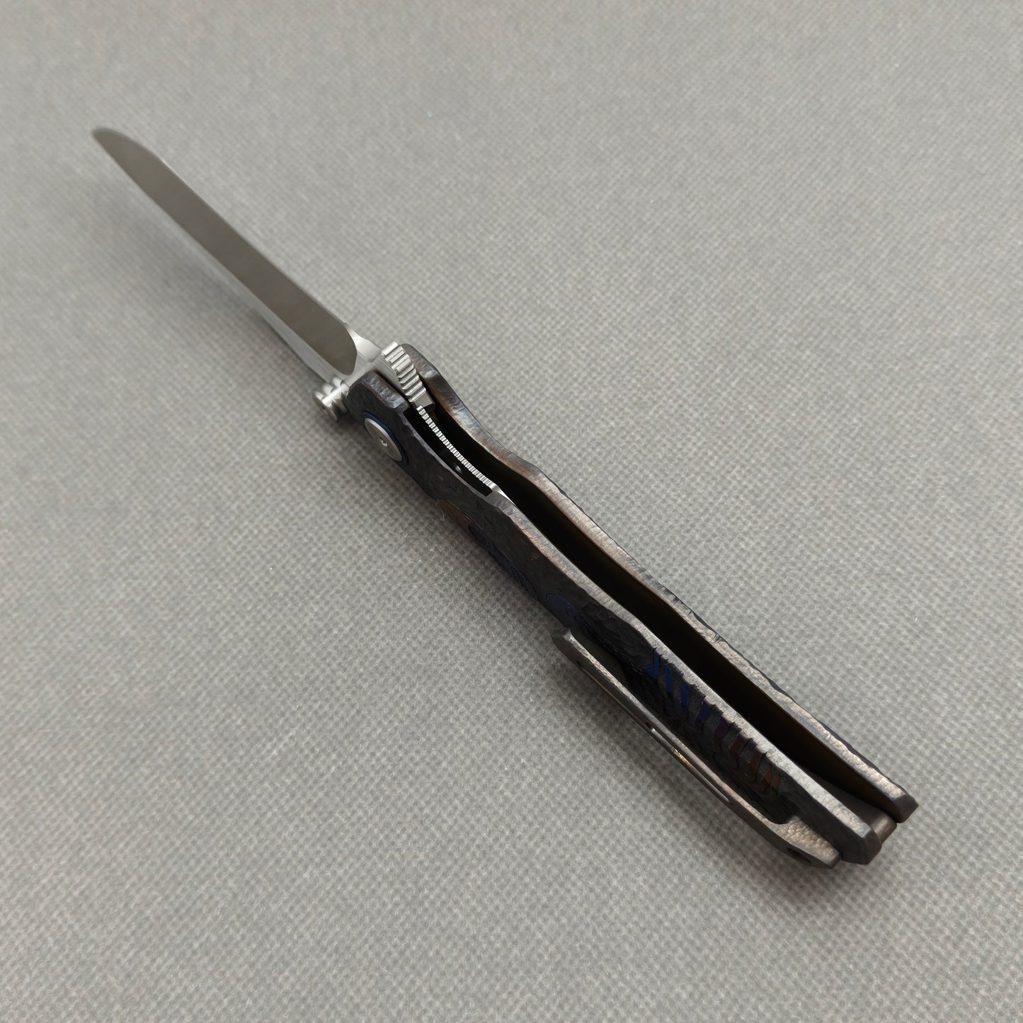 VORIXN "Skull Titanium" Flipper- & Daumenpin-Messer Titan-gravierter, eloxierter Farbgriff (9,9 cm 10Cr15CoMoV Klinge) KB033