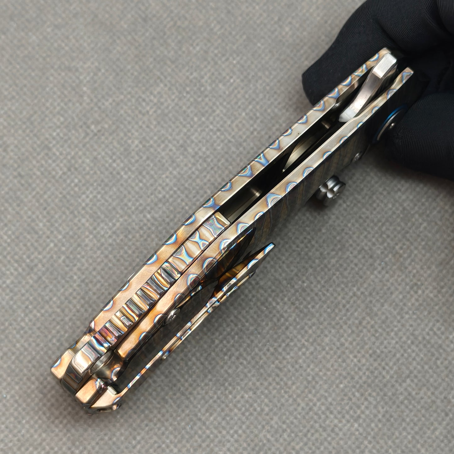 Vorixn "TitanFlame" Flipper- und Daumenpin-Messer mit flammendem Titangriff (3,6" Damaststahlklinge) KB029 
