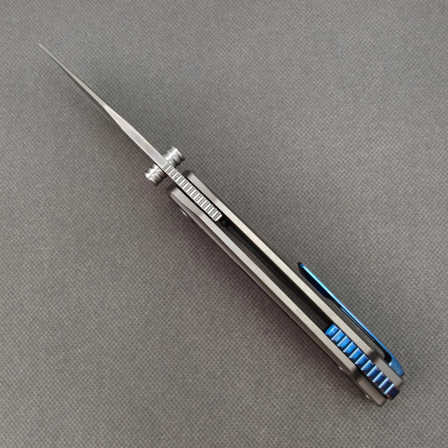 Vorixn „Abyssal“ Flipper- und Daumenpin-Messer mit Griff aus Titanflamme und Zirkoninlay (3,8" Damastklinge) KB039 
