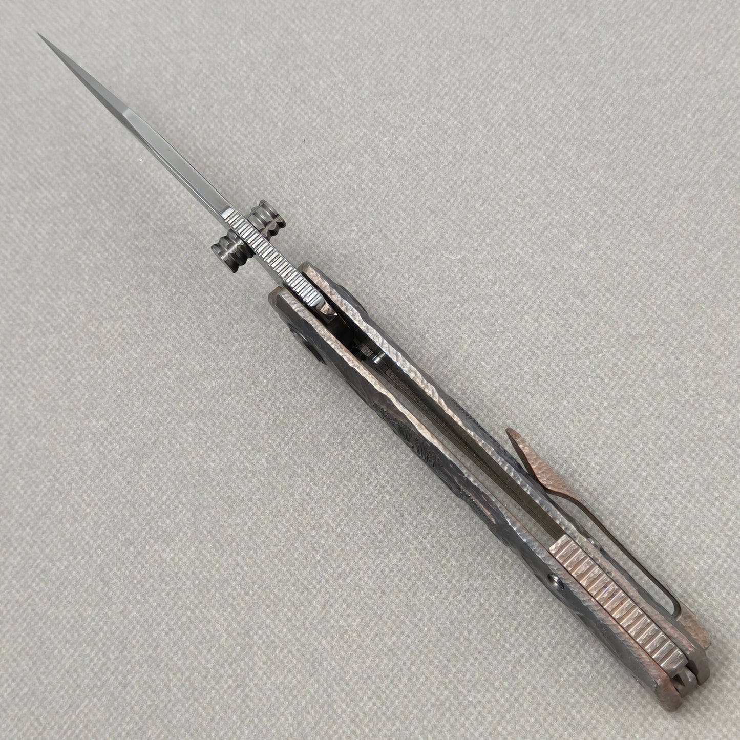 VORIXN Rex KB119 Folding Knife – open spine side structure showing blade alignment and hand-engraved titanium handle thickness