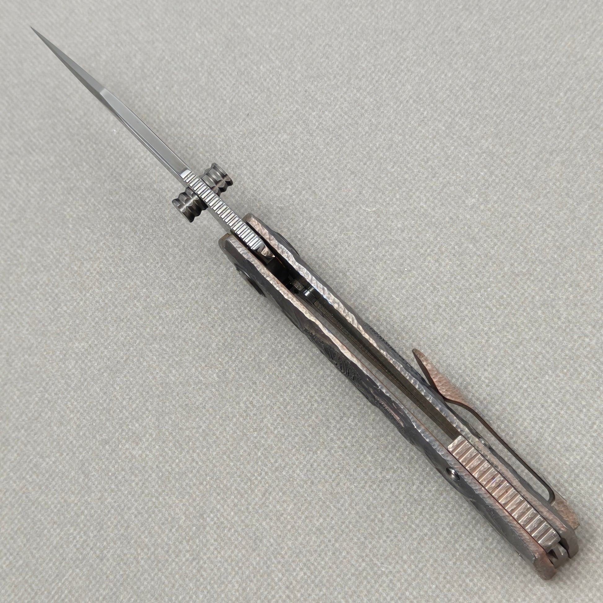 VORIXN Rex KB119 Folding Knife – open spine side structure showing blade alignment and hand-engraved titanium handle thickness