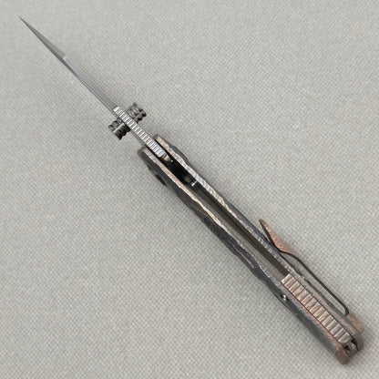 VORIXN Rex KB119 Folding Knife – open spine side structure showing blade alignment and hand-engraved titanium handle thickness