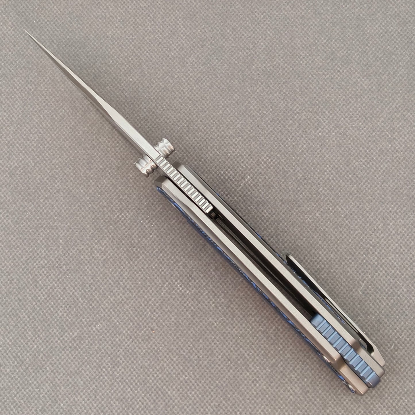 VORIXN KB005 open spine-side structure showing blade alignment and titanium handle thickness.