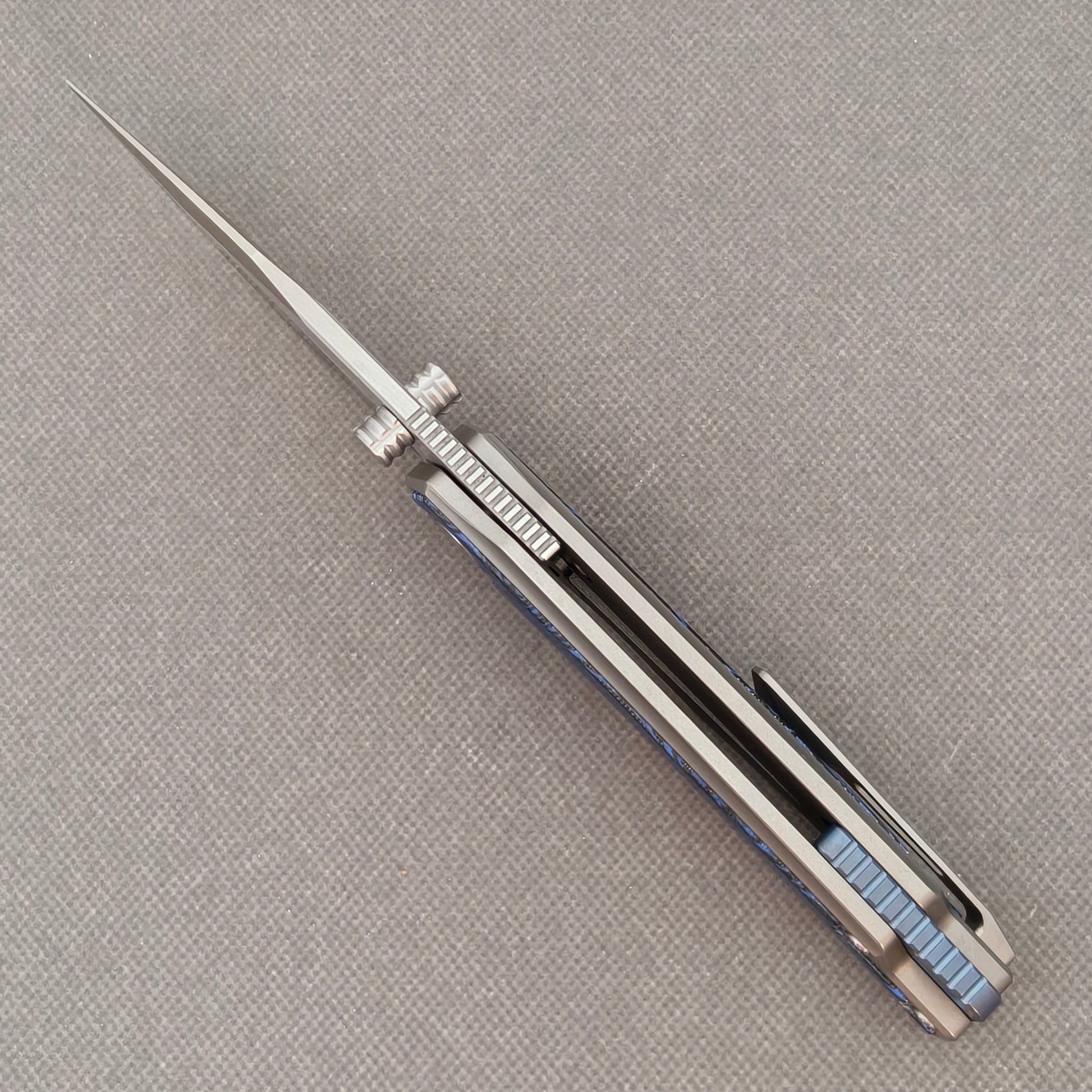 VORIXN KB005 open spine-side structure showing blade alignment and titanium handle thickness.