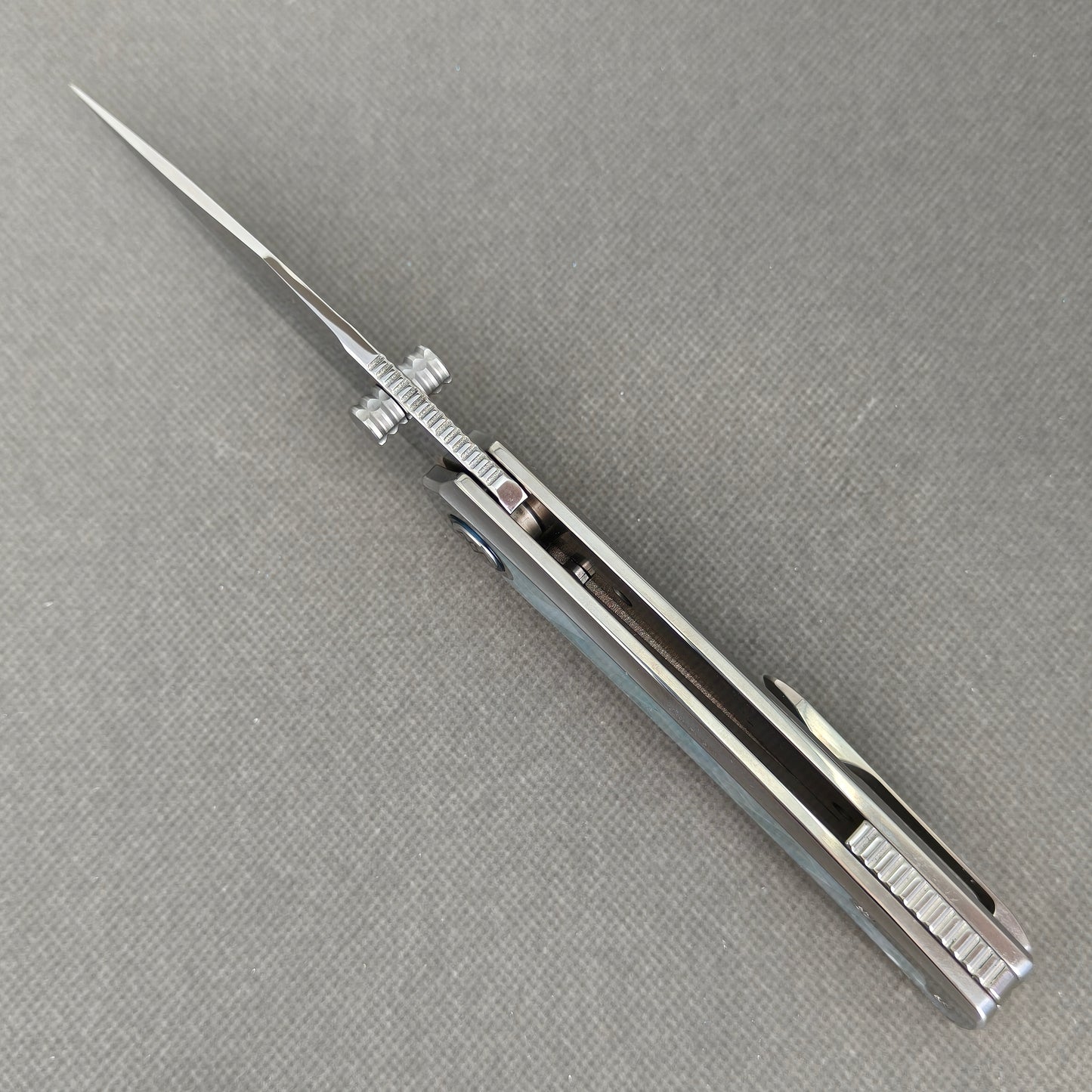 VORIXN "Ocean Mirage" Flipper & Daumenpin-Messer mit weißer Perlmutt-Einlage im Titan-Griff (9,7 cm M390 Klinge) KB092