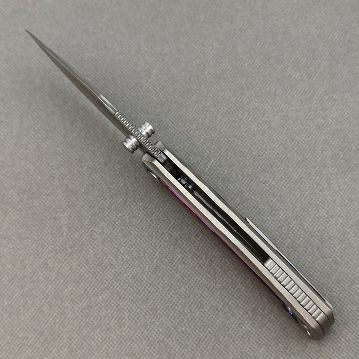 Vorixn „Nebula“ Flipper- und Daumenpin-Messer mit Griff aus Titanflammen-Zirkuinlay (3,8" Klinge aus Damaststahl) KB018 