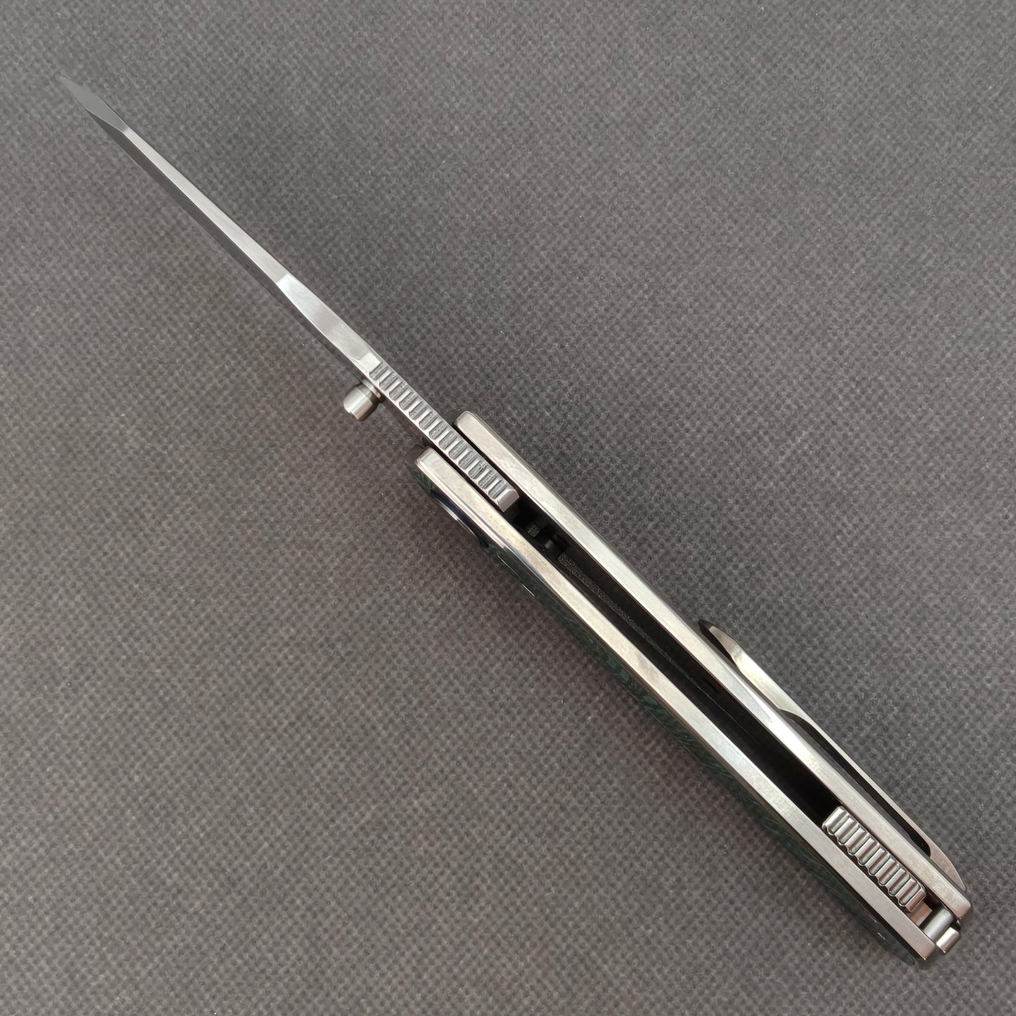VORIXN KB062 open spine-side structure showing blade alignment and malachite inlaid handle thickness.
