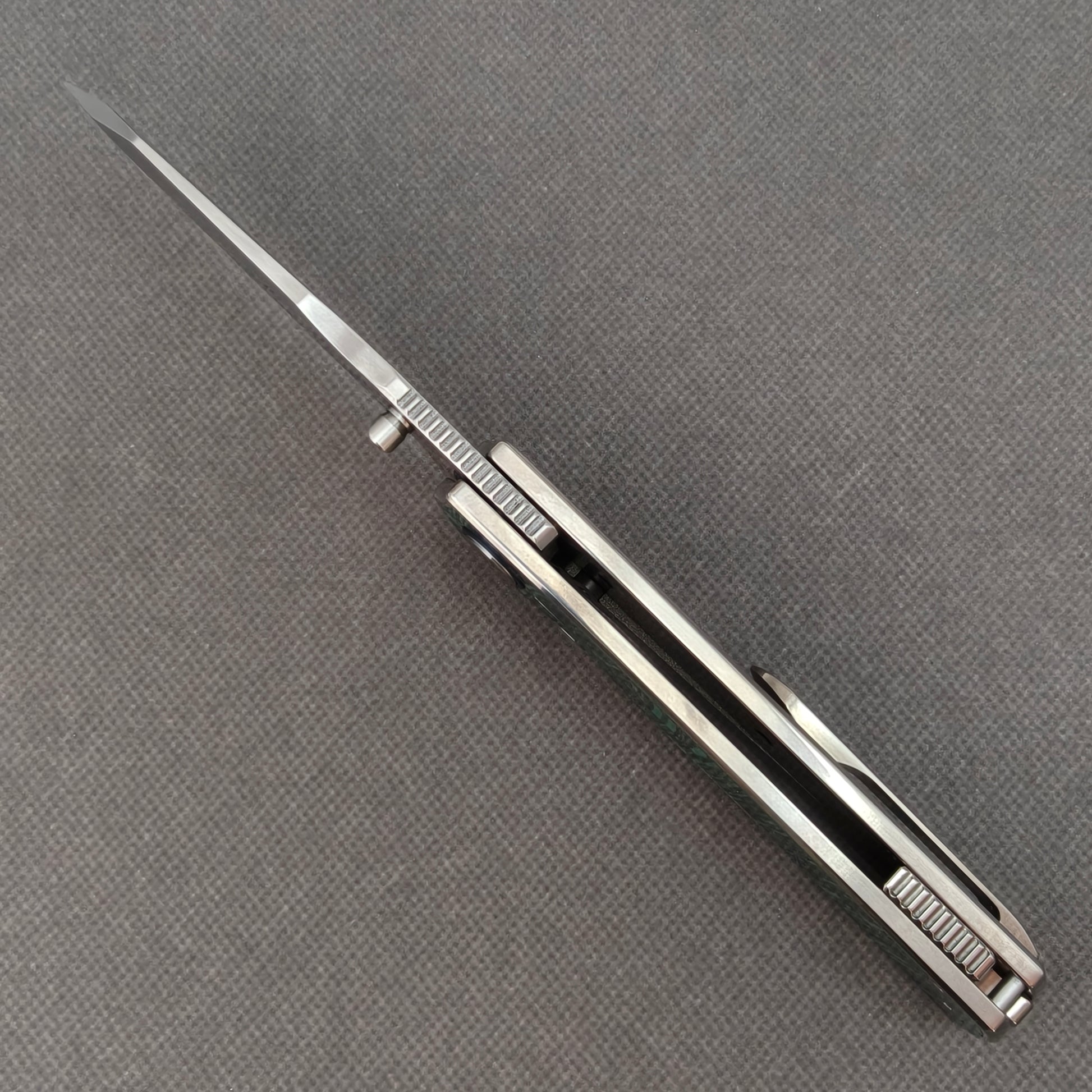 VORIXN KB062 open spine-side structure showing blade alignment and malachite inlaid handle thickness.