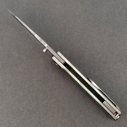 VORIXN KB062 open spine-side structure showing blade alignment and malachite inlaid handle thickness.