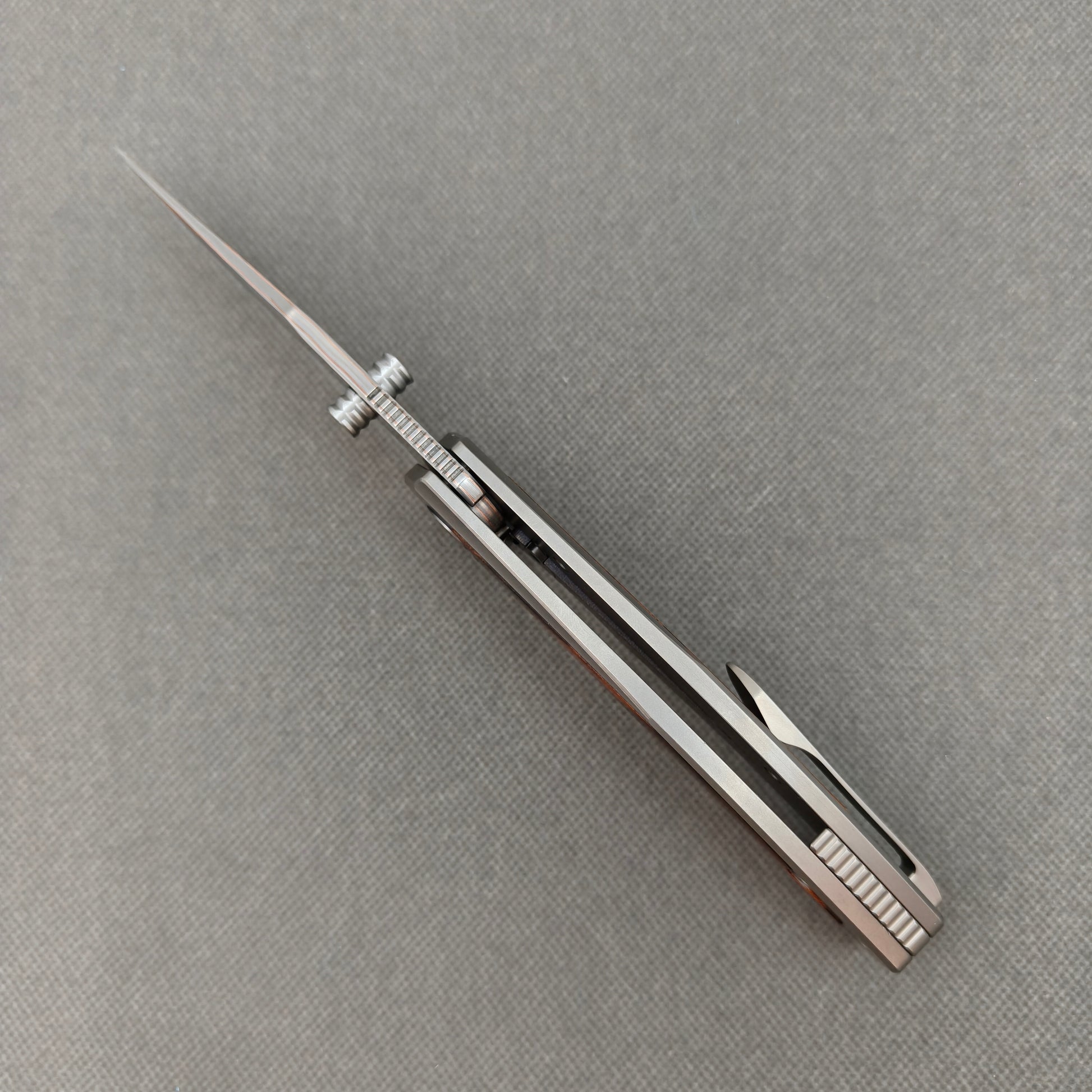 VORIXN KB074 open spine-side structure showing blade alignment and titanium and ironwood handle thickness.