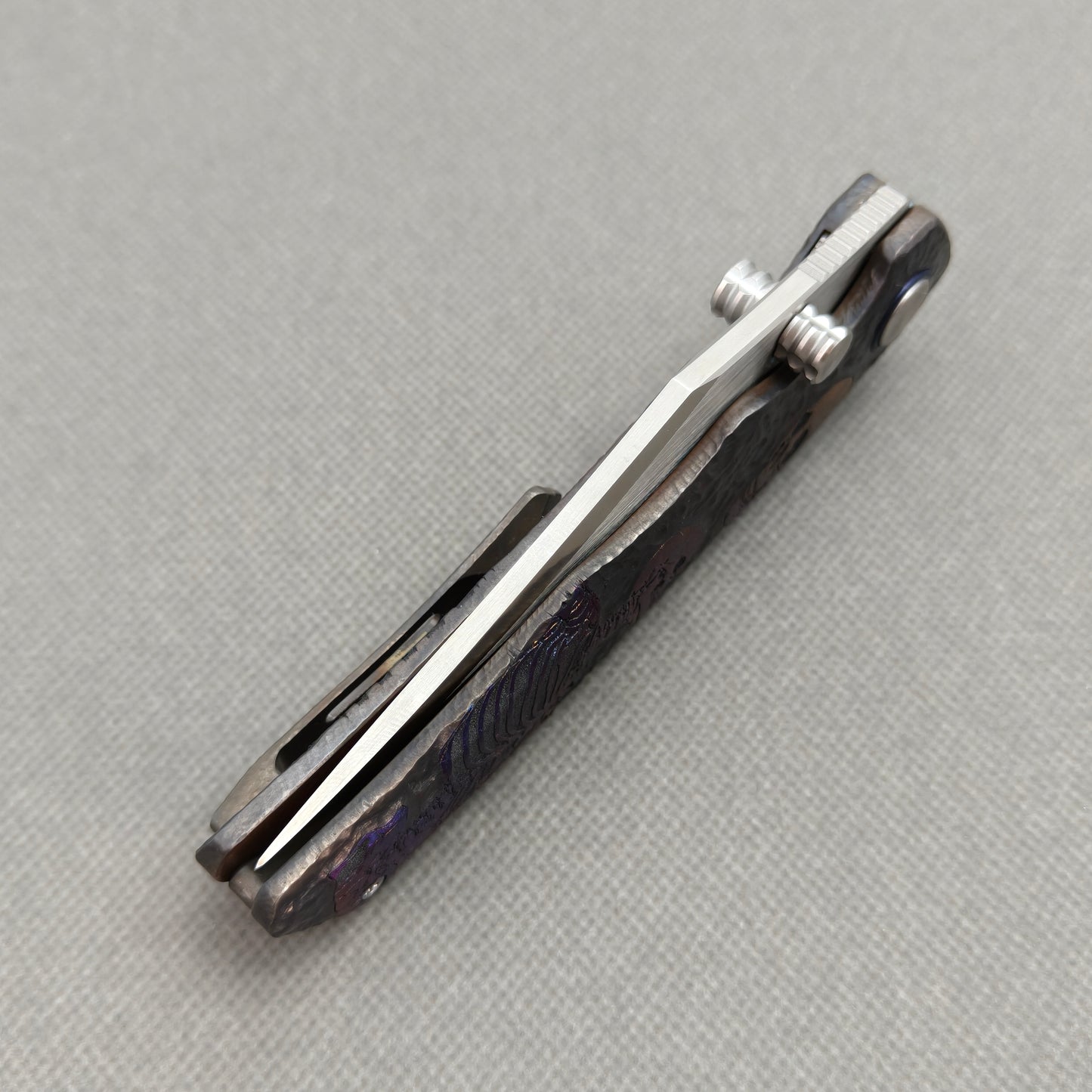 VORIXN "Skull Titanium" Flipper- & Daumenpin-Messer Titan-gravierter, eloxierter Farbgriff (9,9 cm 10Cr15CoMoV Klinge) KB033