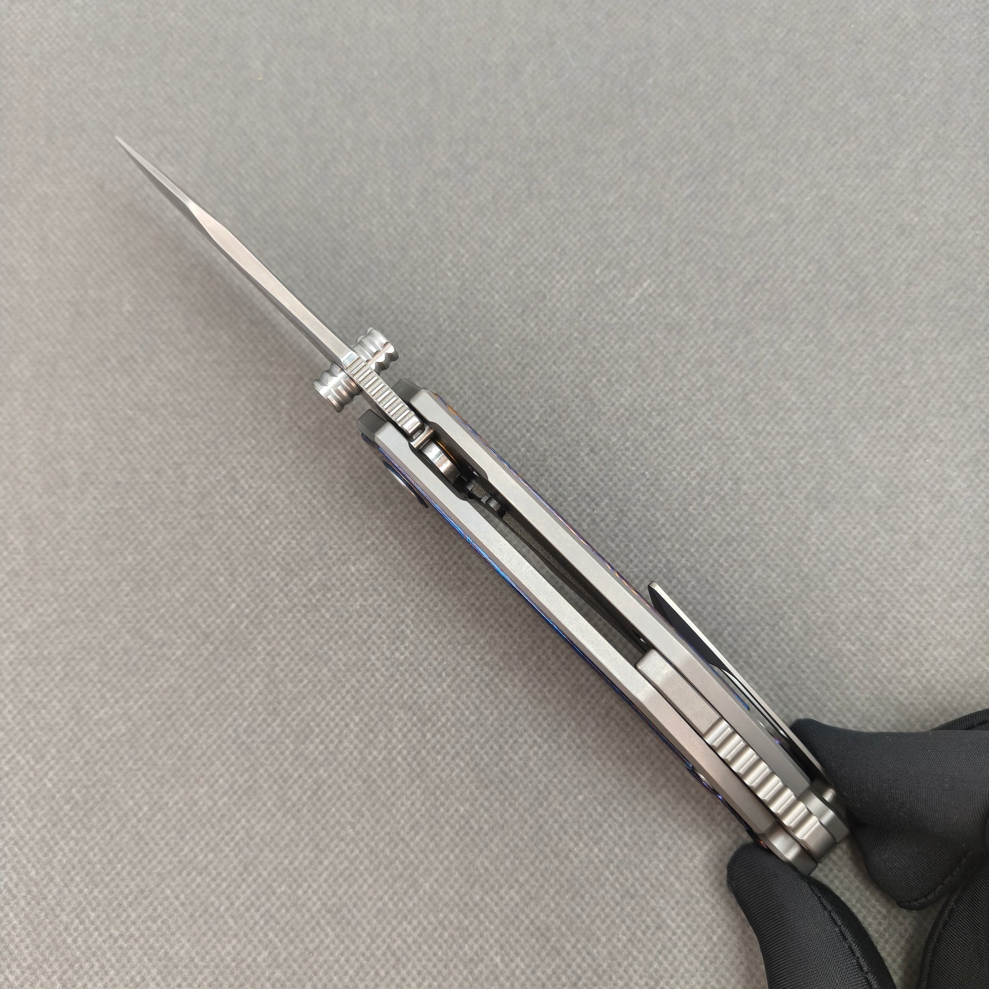 VORIXN KB031 open spine-side structure showing blade alignment and handle thickness.