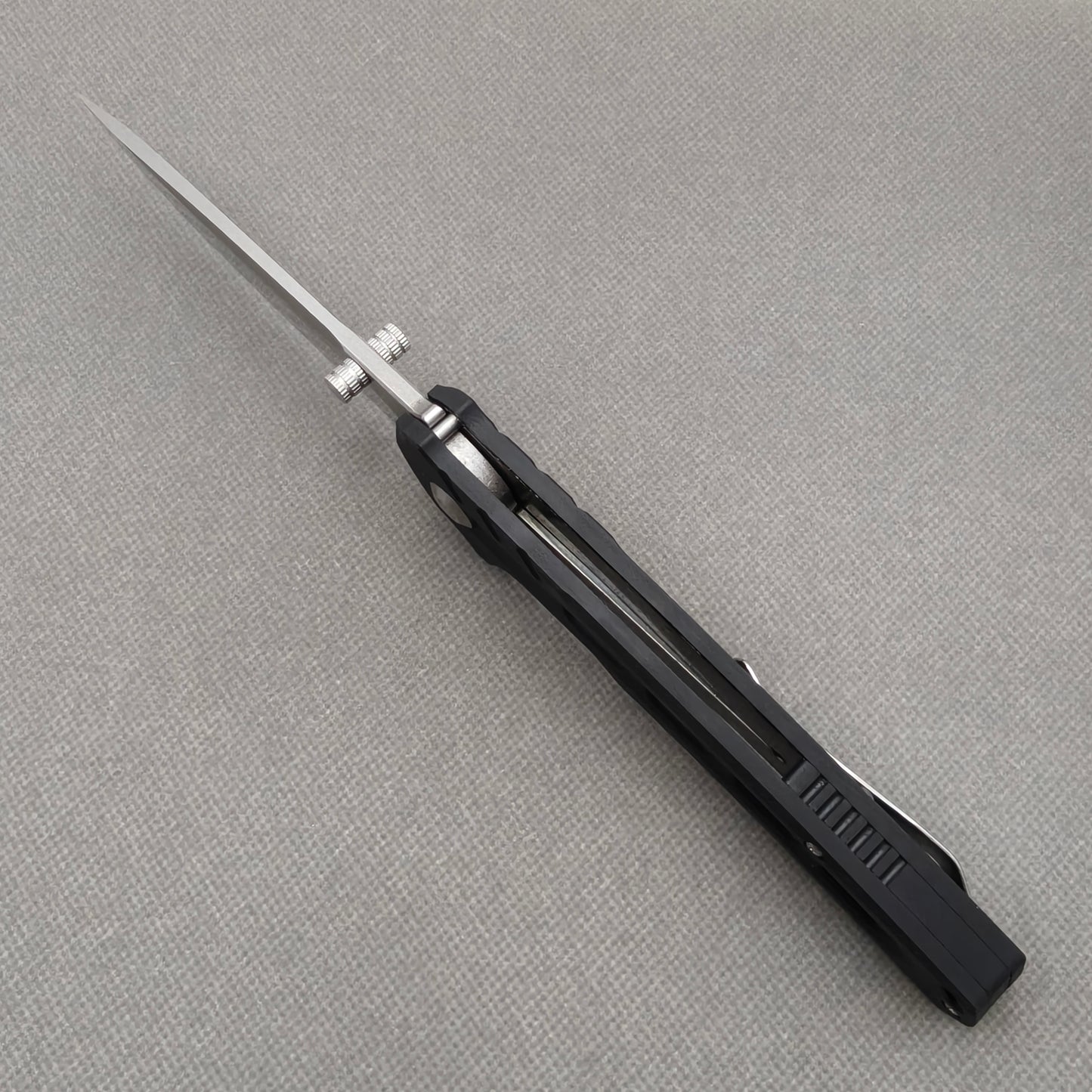 VORIXN KA001 open spine-side structure showing blade alignment and handle thickness.