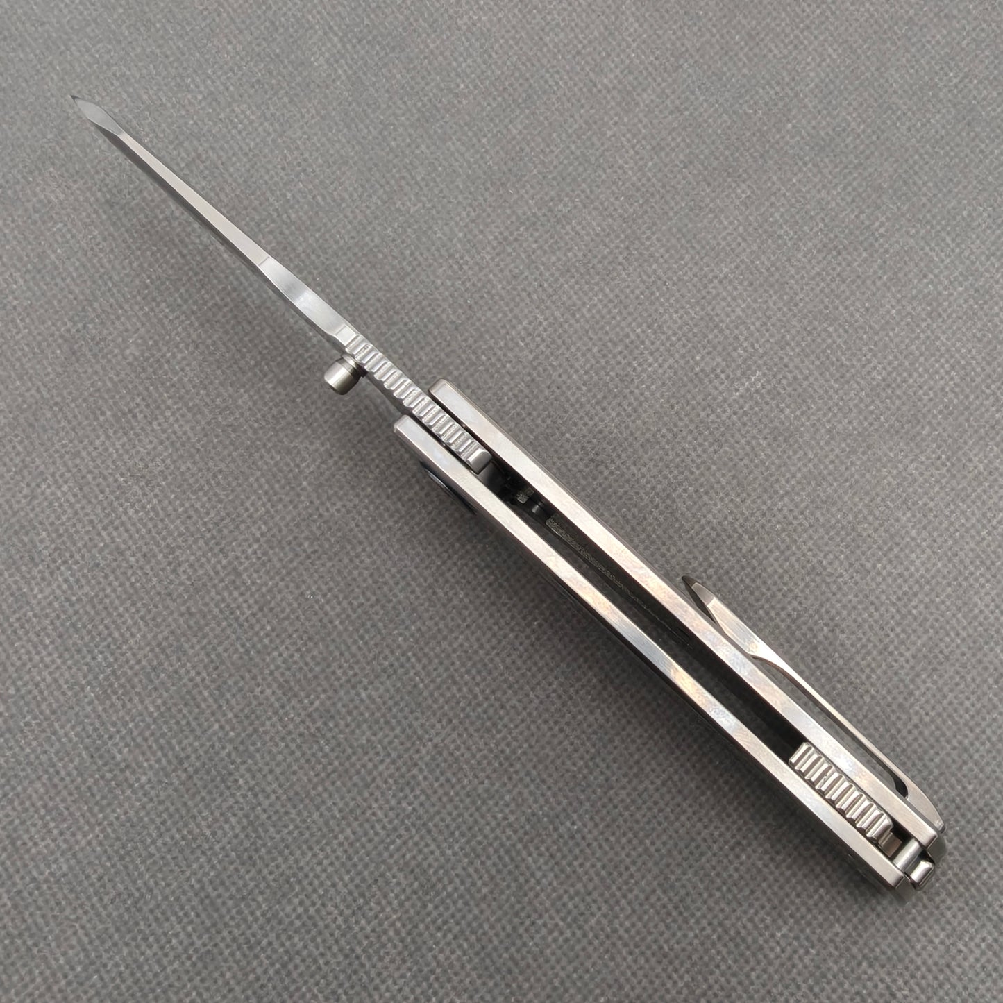 VORIXN KB059 open spine-side structure showing blade alignment and pearl inlaid handle thickness.