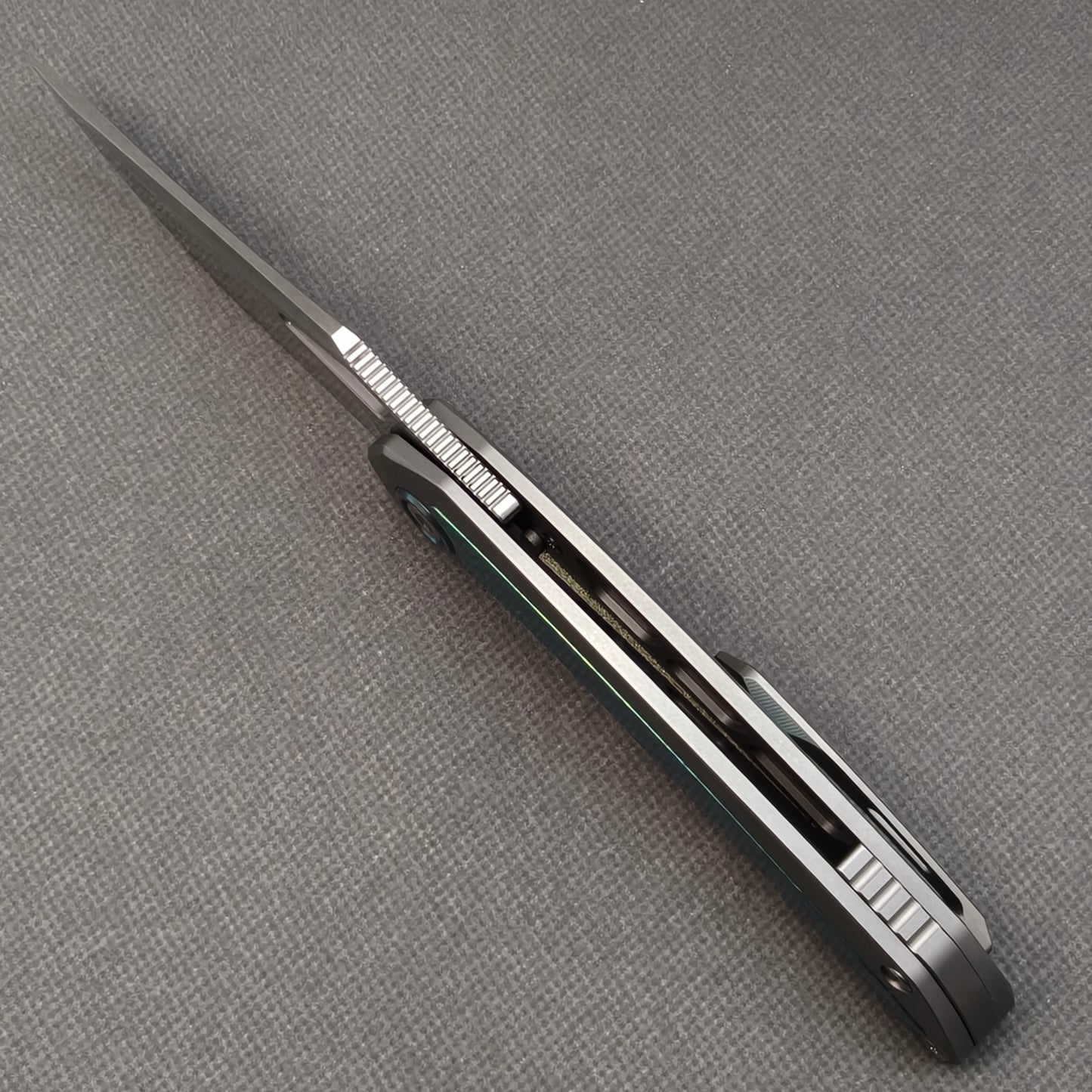 Couteau pliant RIHE Design, manche titane + titane cristallisé (lame Bohler M398 de 3,7") KB076