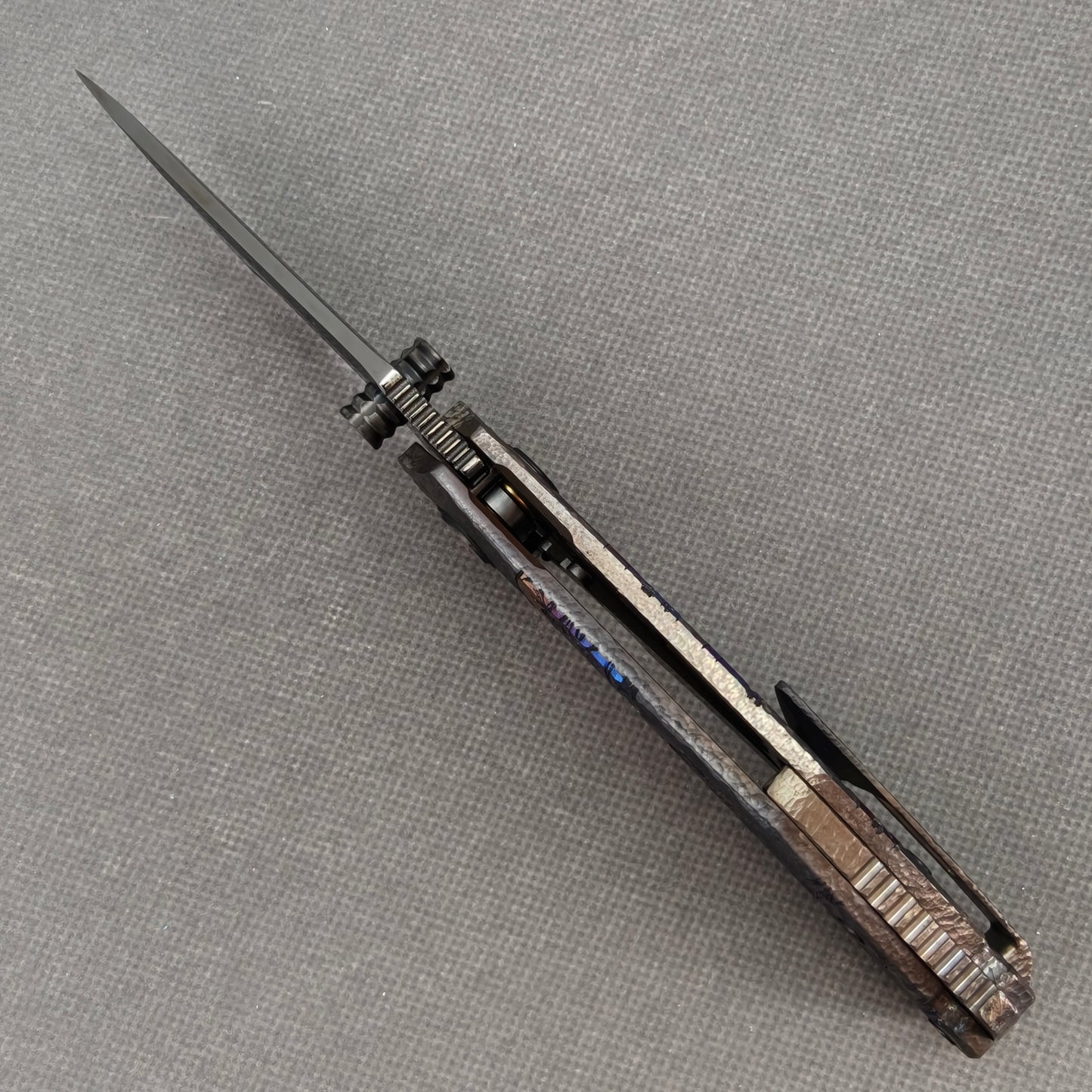 VORIXN „Skull Eclipse“ Flipper & Daumenpin Messer mit titanbeschichtetem, graviertem und eloxiertem Griff (10,2 cm 10Cr15CoMoV Klinge) KB090
