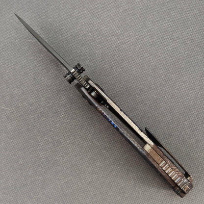 VORIXN „Skull Eclipse“ Flipper & Daumenpin Messer mit titanbeschichtetem, graviertem und eloxiertem Griff (10,2 cm 10Cr15CoMoV Klinge) KB090