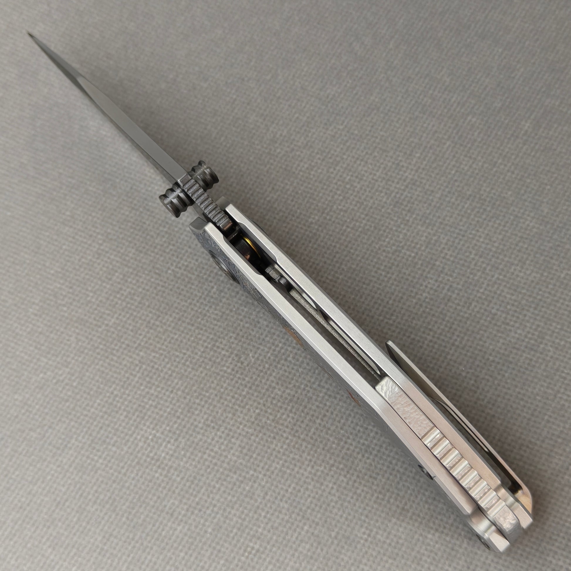 VORIXN Yokai KB106 Folding Knife – open spine side structure showing blade alignment and Laser-Engraved Titanium handle thickness