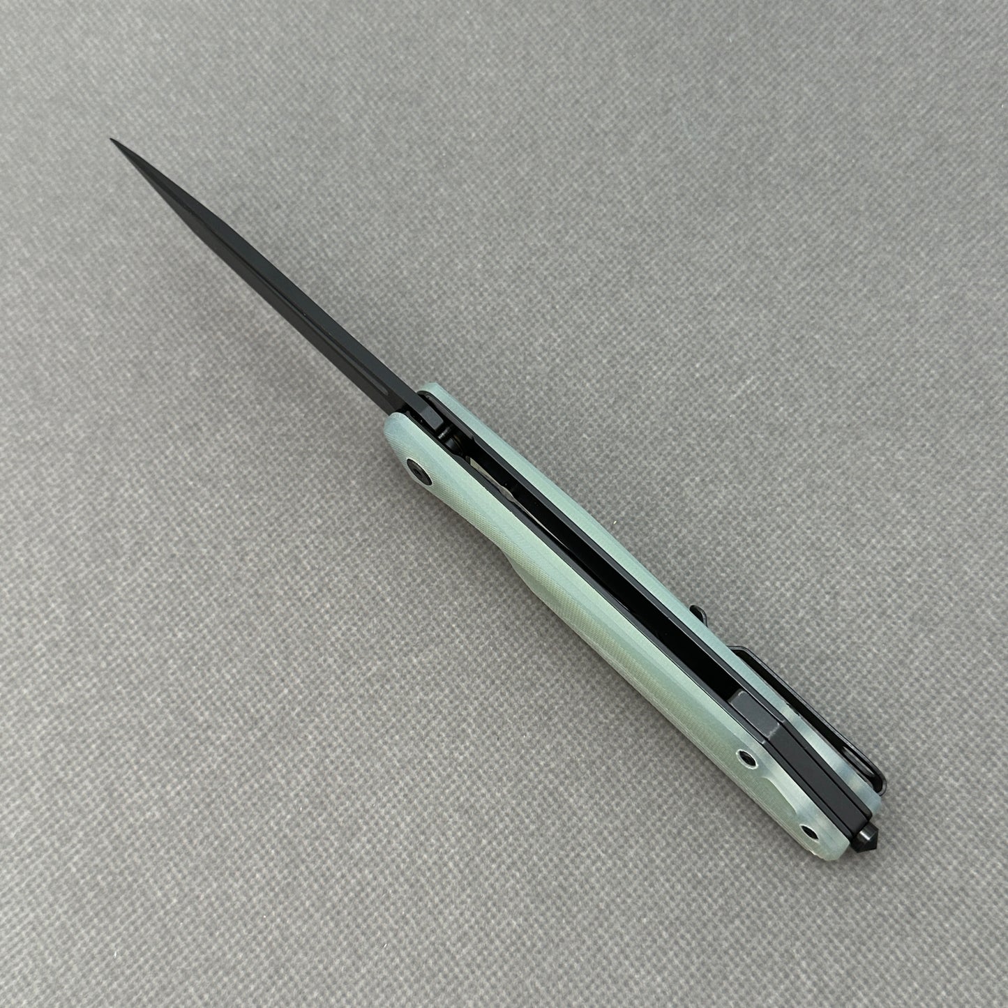 VORIXN KM005 open spine-side structure showing blade alignment and handle thickness.