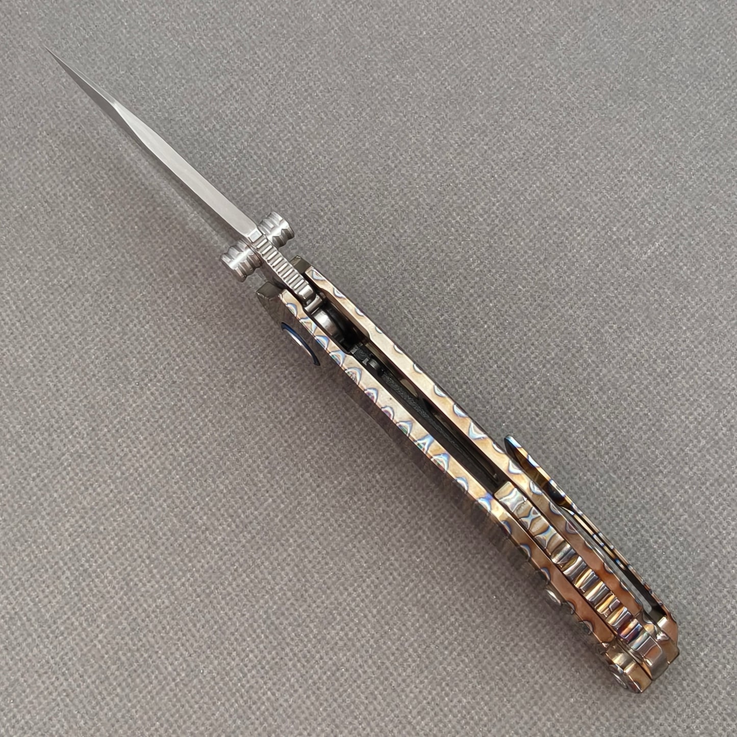 Vorixn "TitanFlame" Flipper- und Daumenpin-Messer mit flammendem Titangriff (3,6" Damaststahlklinge) KB029 