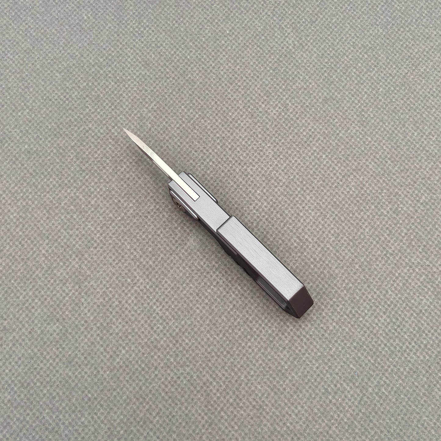 VORIXN NA005 Super Tiny Folding Knife – size reference showing compact EDC profile