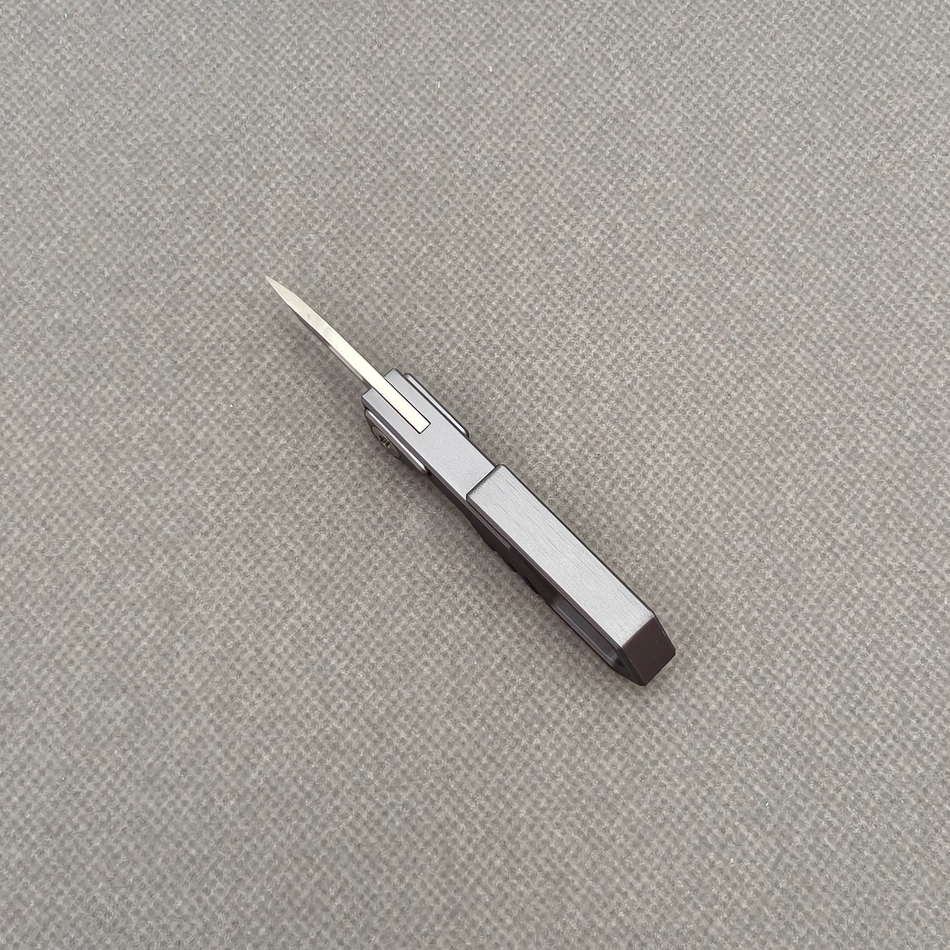 VORIXN NA005 Super Tiny Folding Knife – size reference showing compact EDC profile