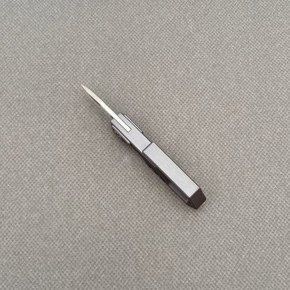 VORIXN NA005 Super Tiny Folding Knife – size reference showing compact EDC profile