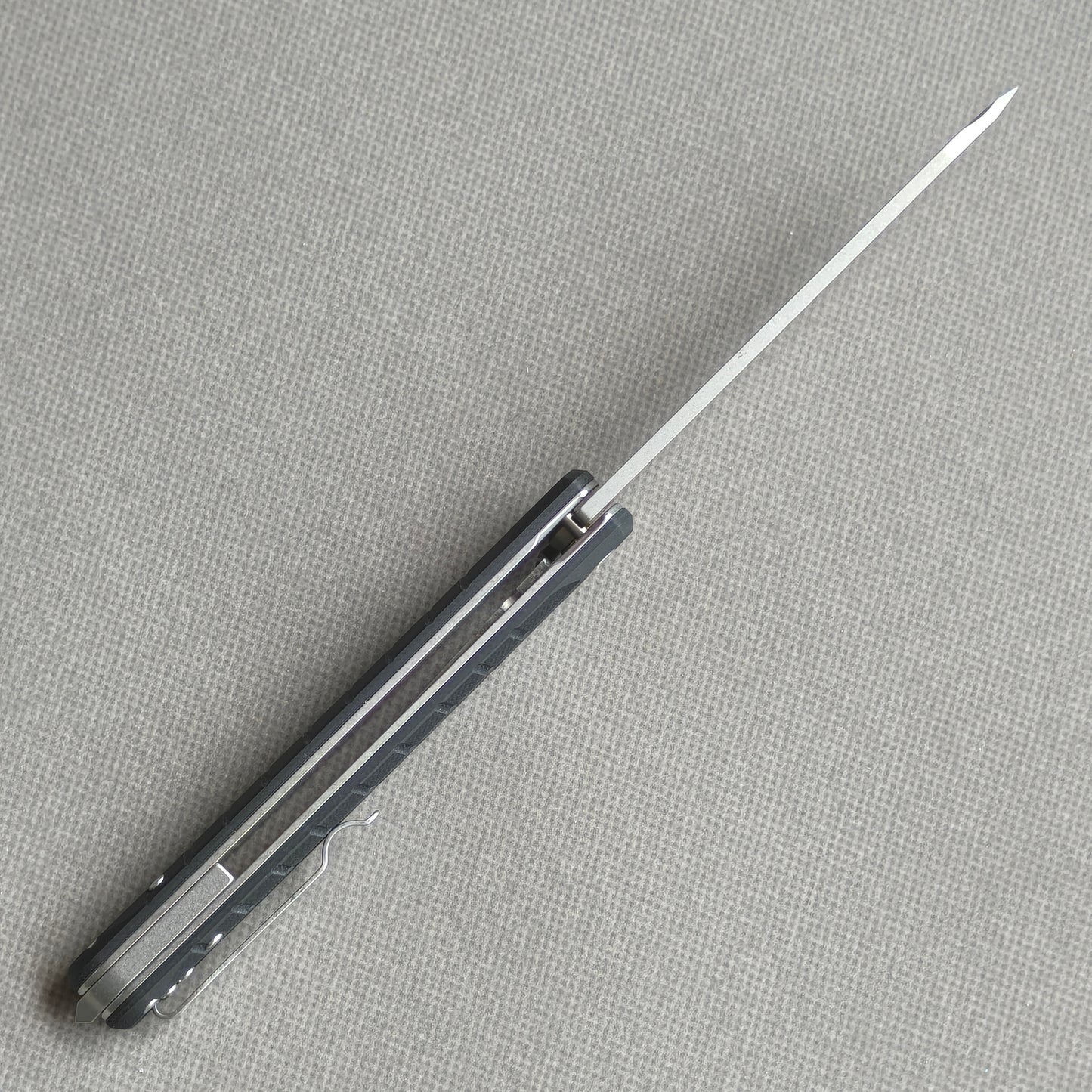 VORIXN KM001 open spine-side structure showing blade alignment and handle thickness.