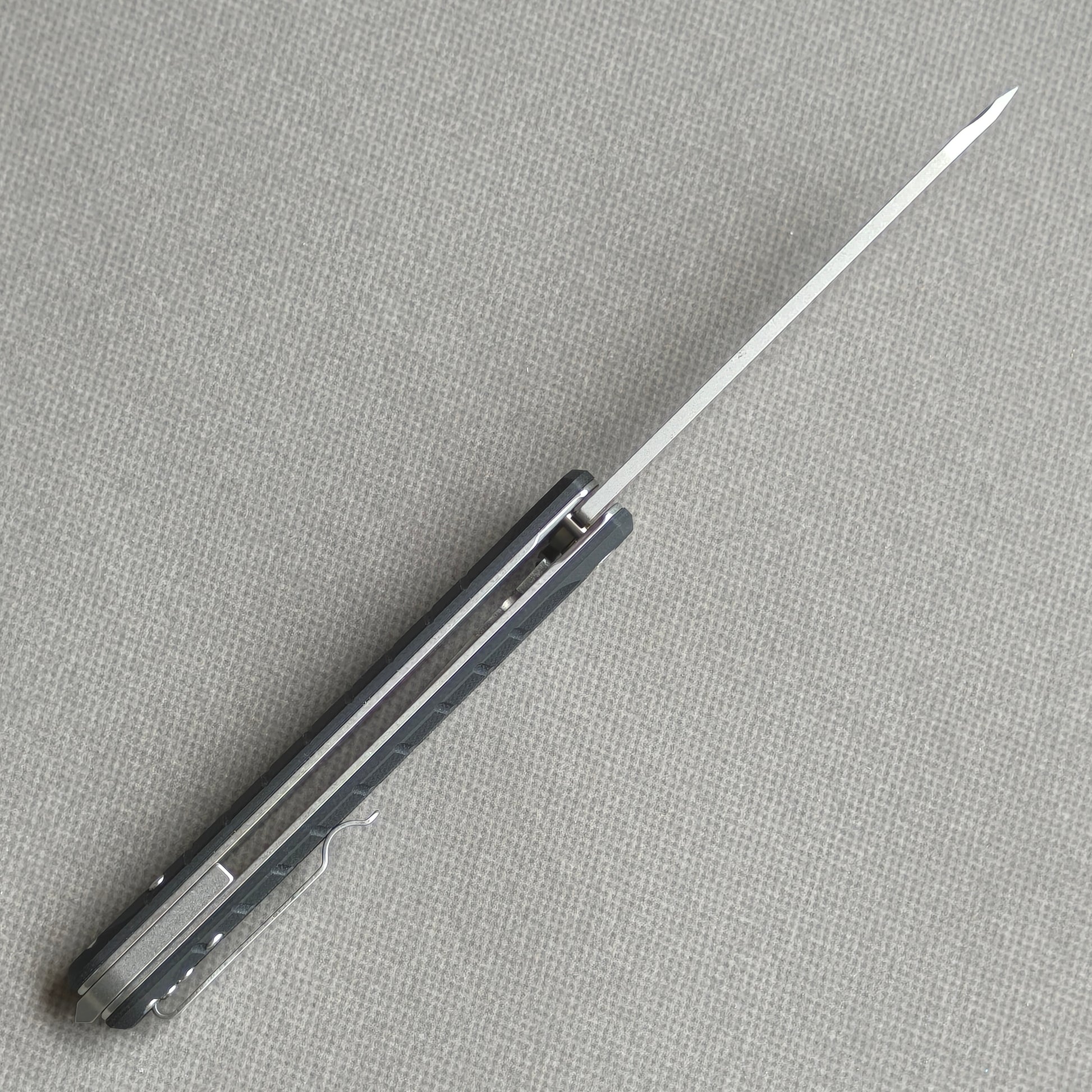 VORIXN KM001 open spine-side structure showing blade alignment and handle thickness.