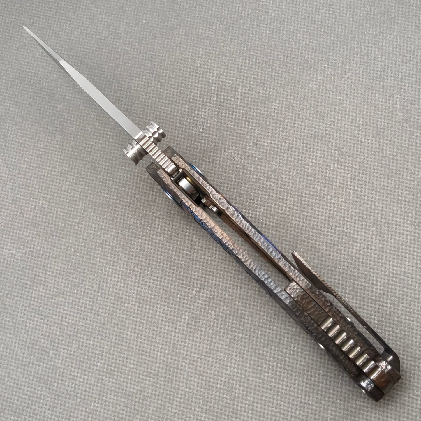 VORIXN KB096 open spine-side structure showing blade alignment and engraved titanium handle thickness.