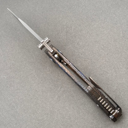 VORIXN KB096 open spine-side structure showing blade alignment and engraved titanium handle thickness.