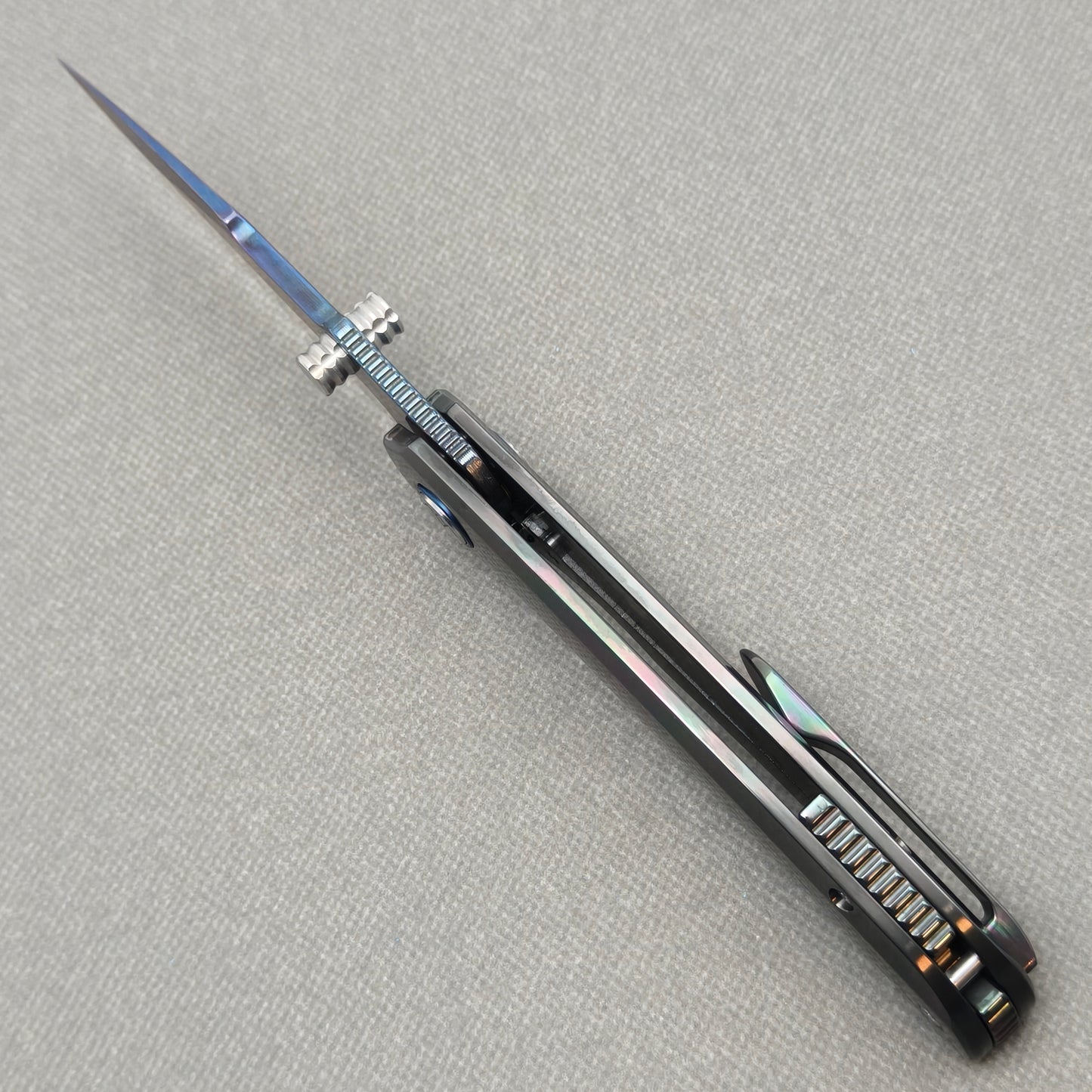 VORIXN Spectra KB127 Folding Knife – open spine side structure showing blade alignment and zirconium handle thickness
